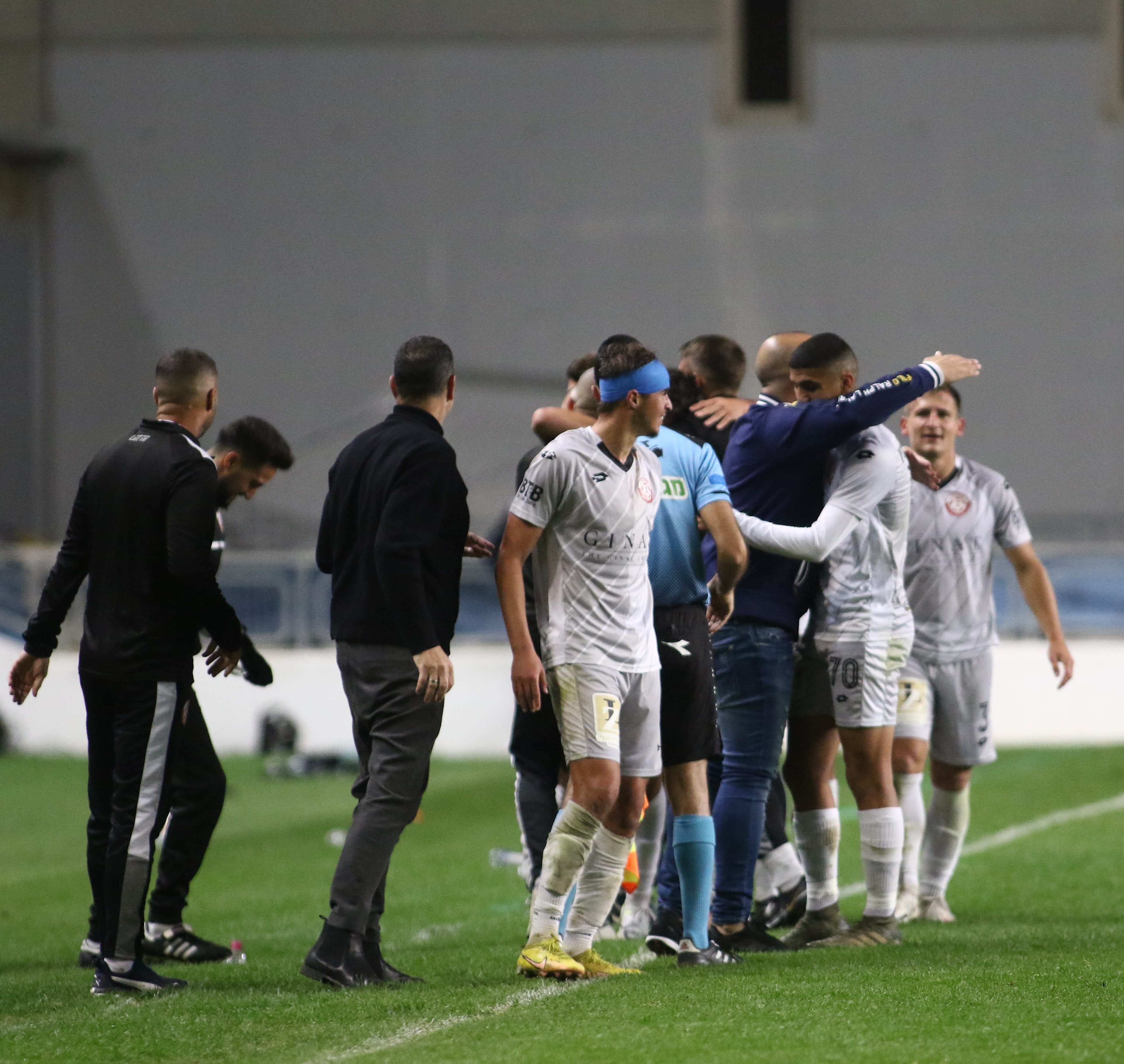 אלעד מדמון (מימין) שחקן הפועל חדרה חוגג