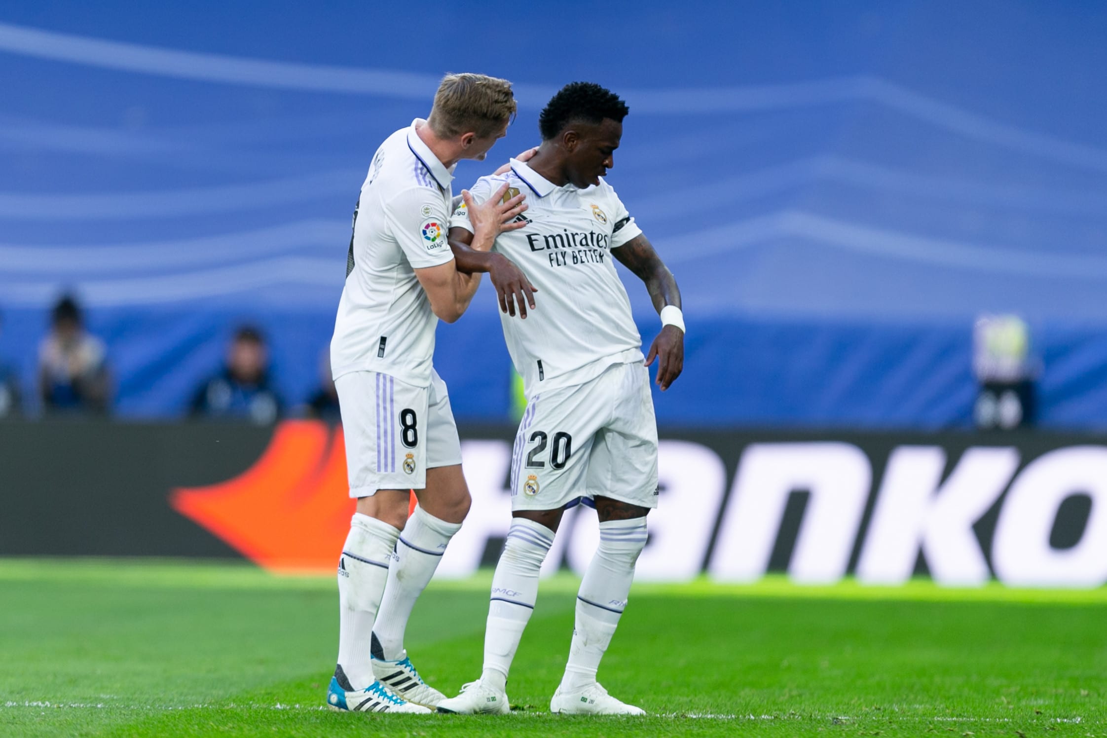 טוני קרוס מנסה להרגיע את ויניסיוס במשחק של ריאל מדריד