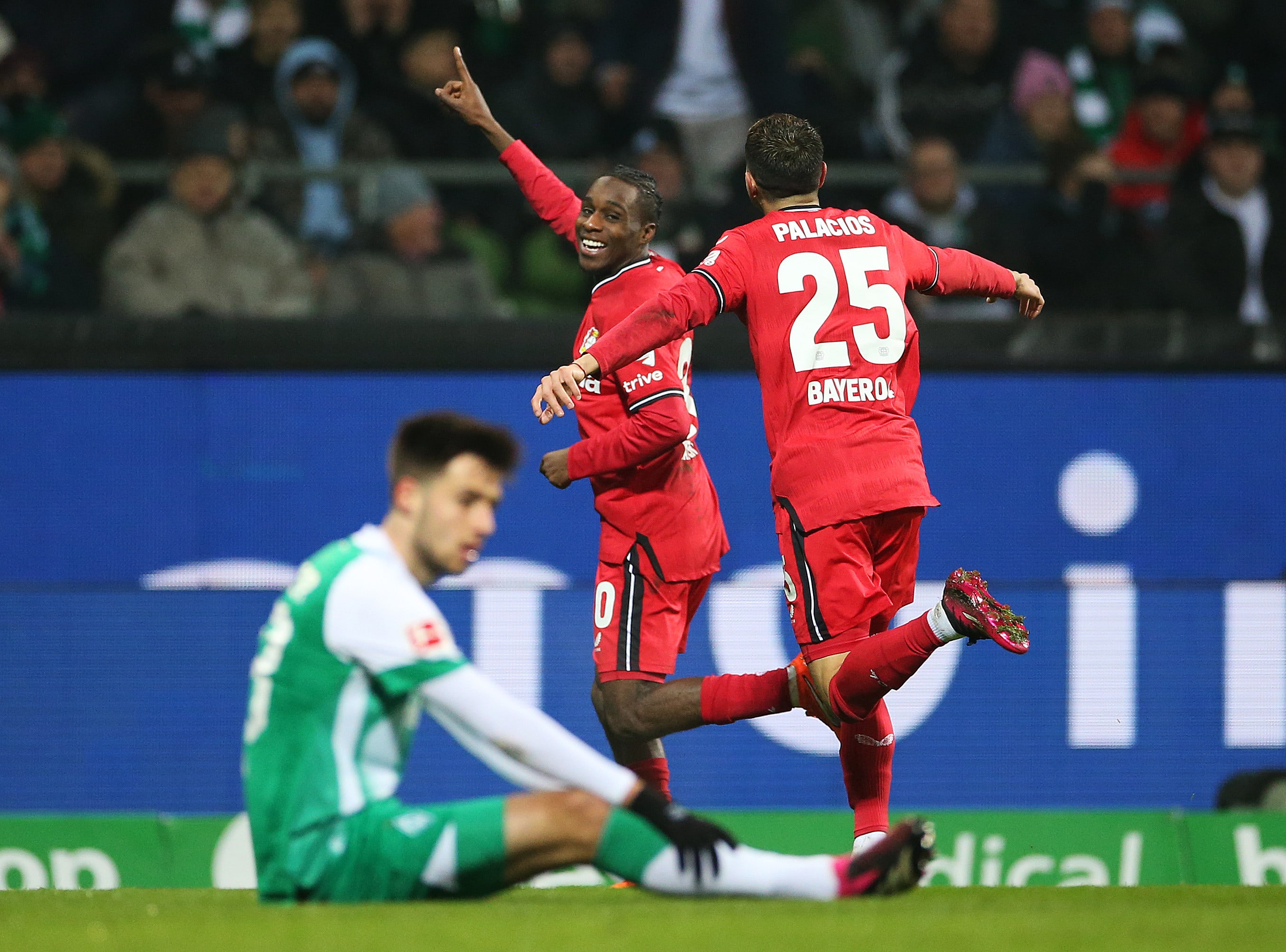 ג'רמי פרימפונג שחקן באייר לברקוזן חוגג שער