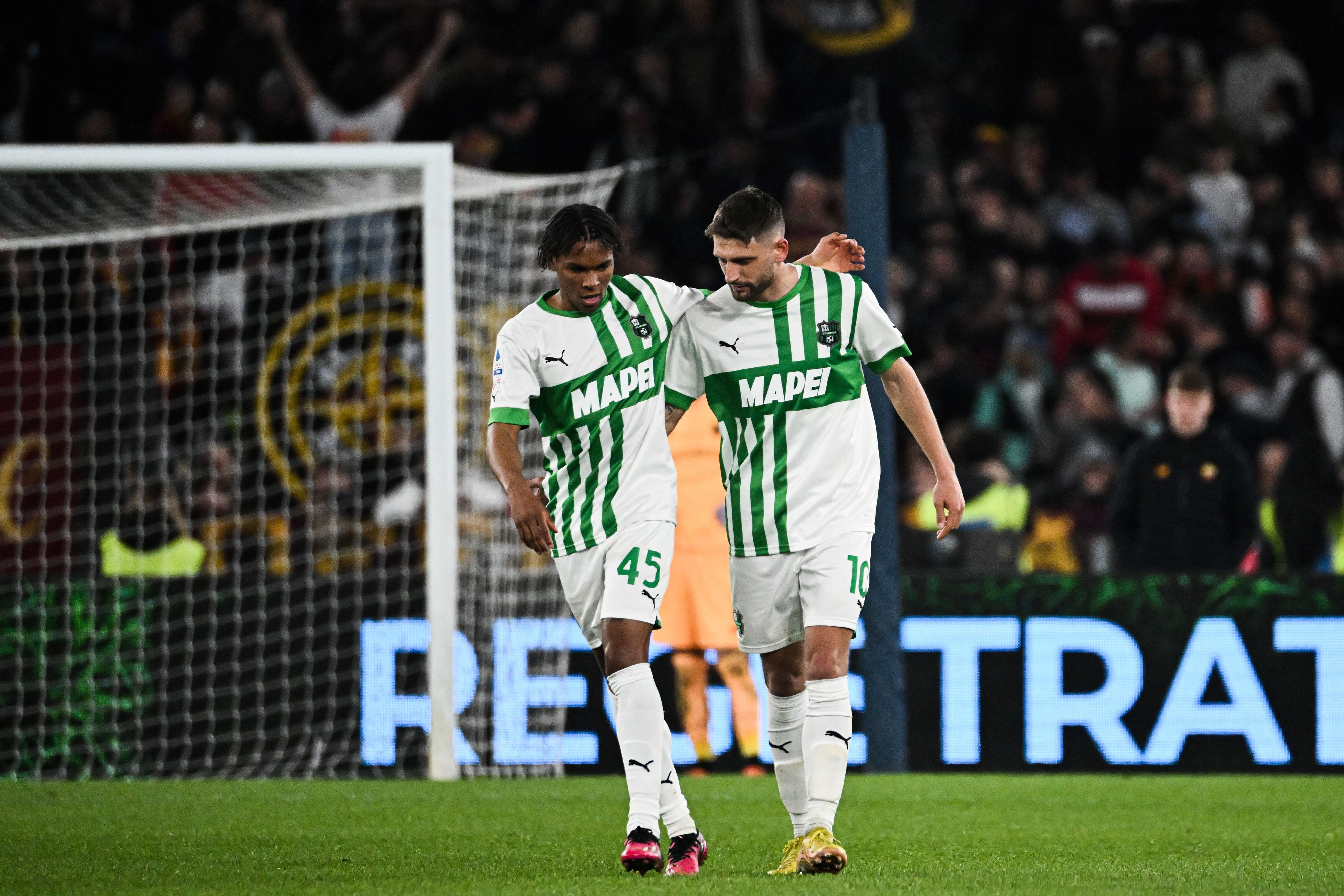 דומניקו ברארדי עם ארמן לוריינטה שחקני ססואולו חוגגים