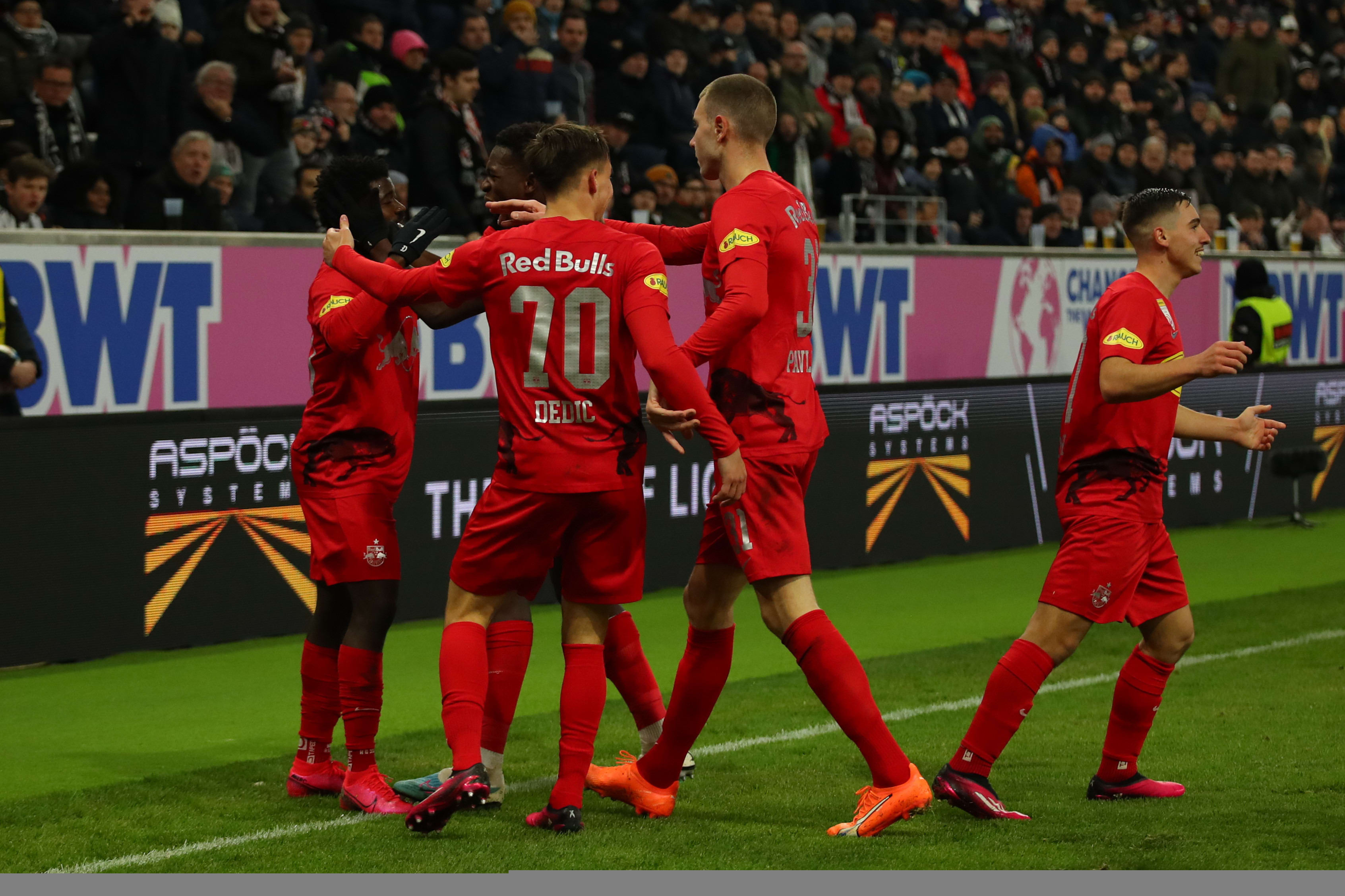 שחקני רד בול זלצבורג חוגגים, אוסקר גלוך מימין