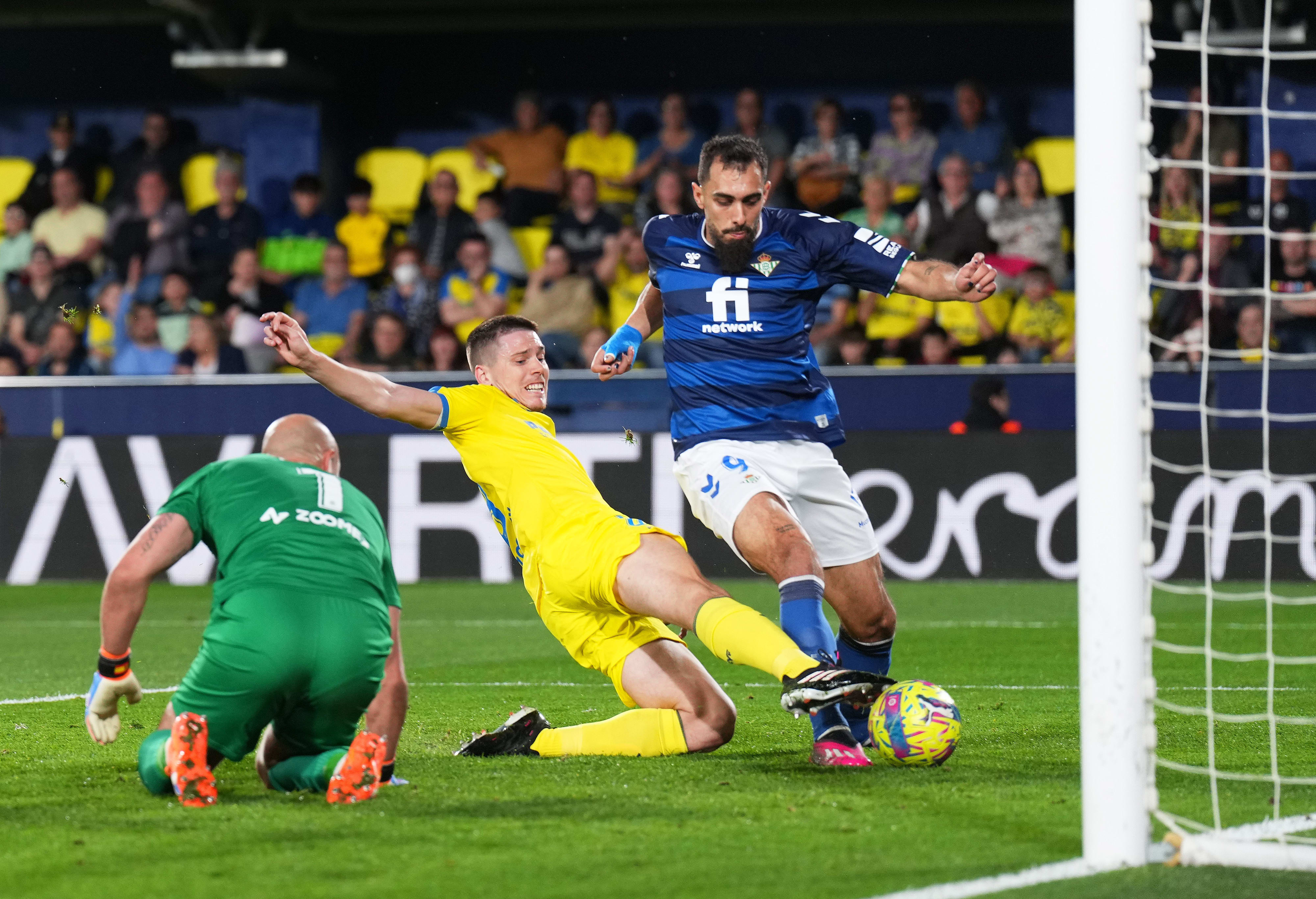 בורחה איגלסיאס שחקן בטיס כובש מול חואן פוית, פפה ריינה שחקני ויאריאל