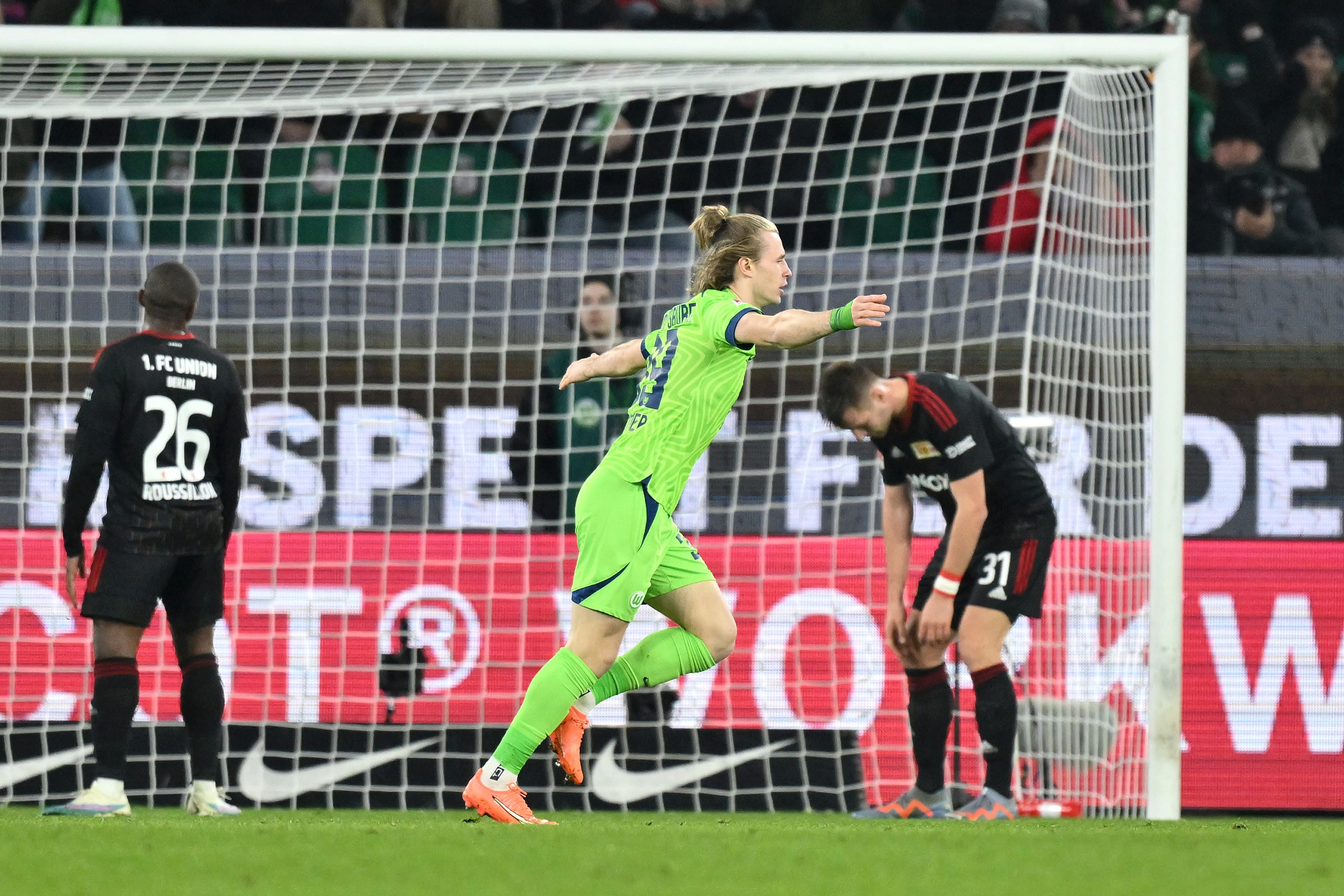 פטריק וימר שחקן וולפסבורג חוגג שער