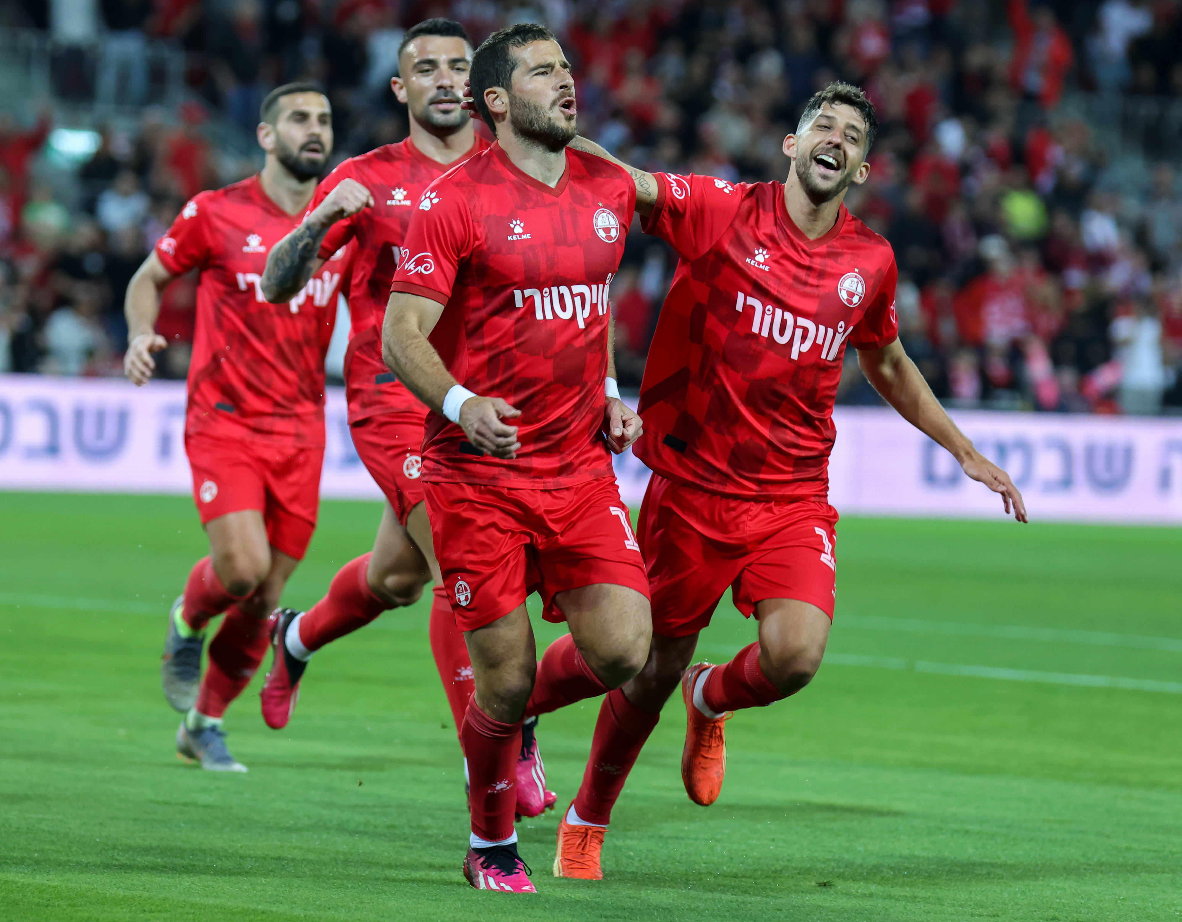 שחקן הפועל באר שבע תומר חמד חוגג עם דור מיכה