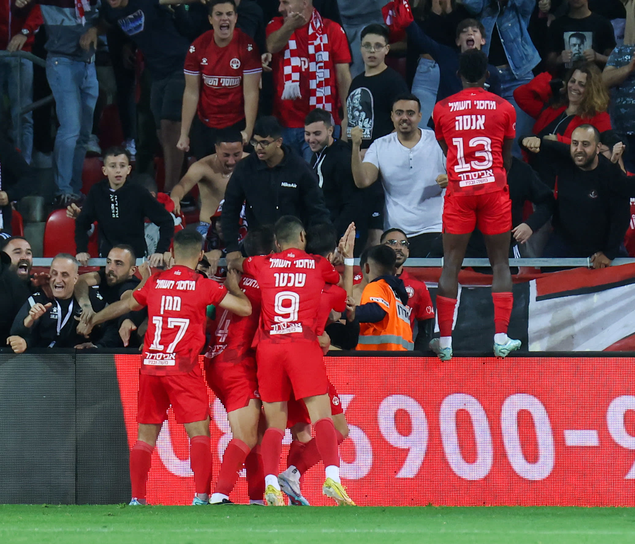 שחקני הפועל באר שבע חוגגים