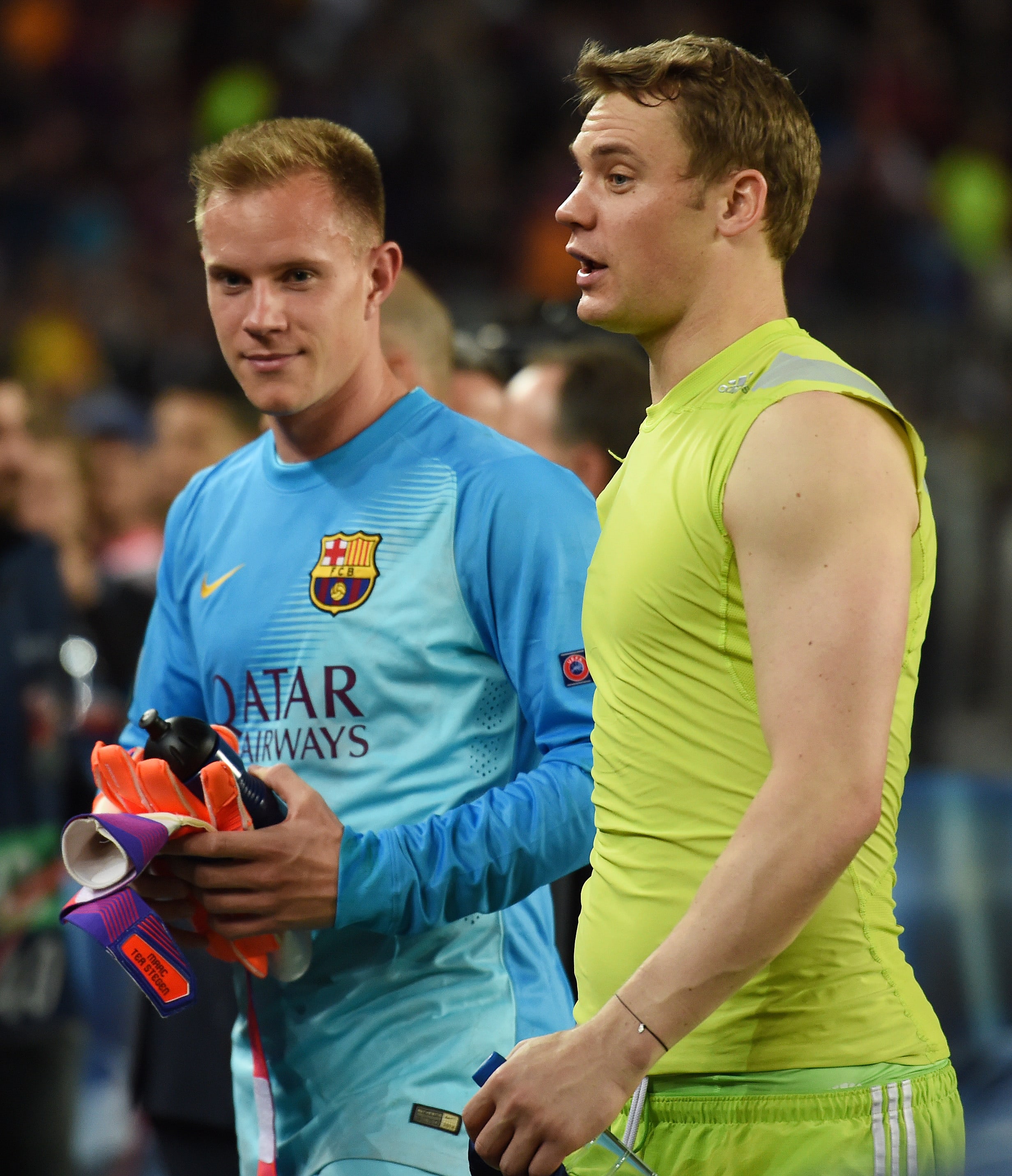 שוער ברצלונה מארק אנדרה טר סטגן עם שוער באיירן מינכן מנואל נוייר ב-2015