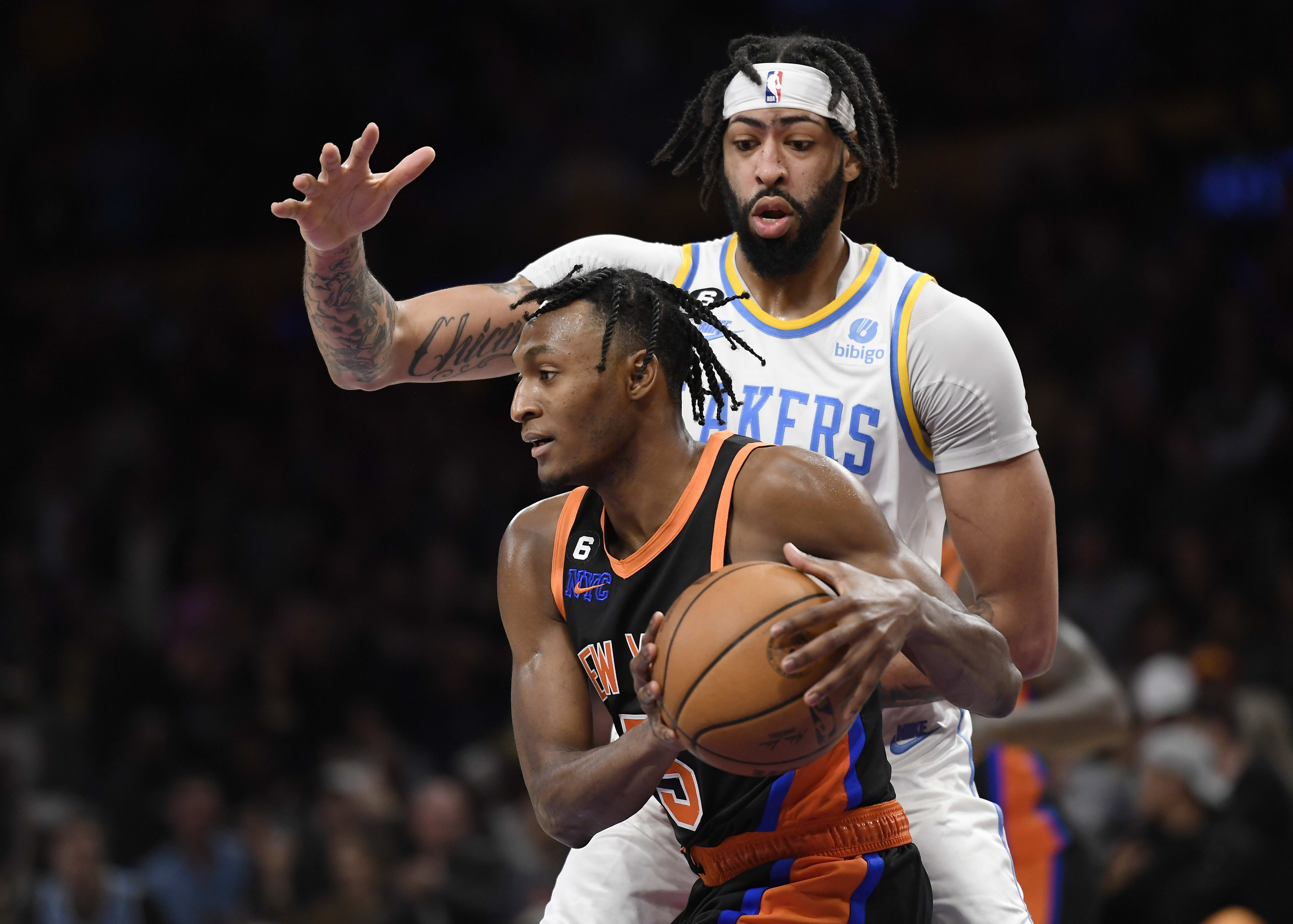 אנתוני דייויס, לוס אנג'לס לייקרס, מול עמנואל קוויקלי, ניו יורק ניקס