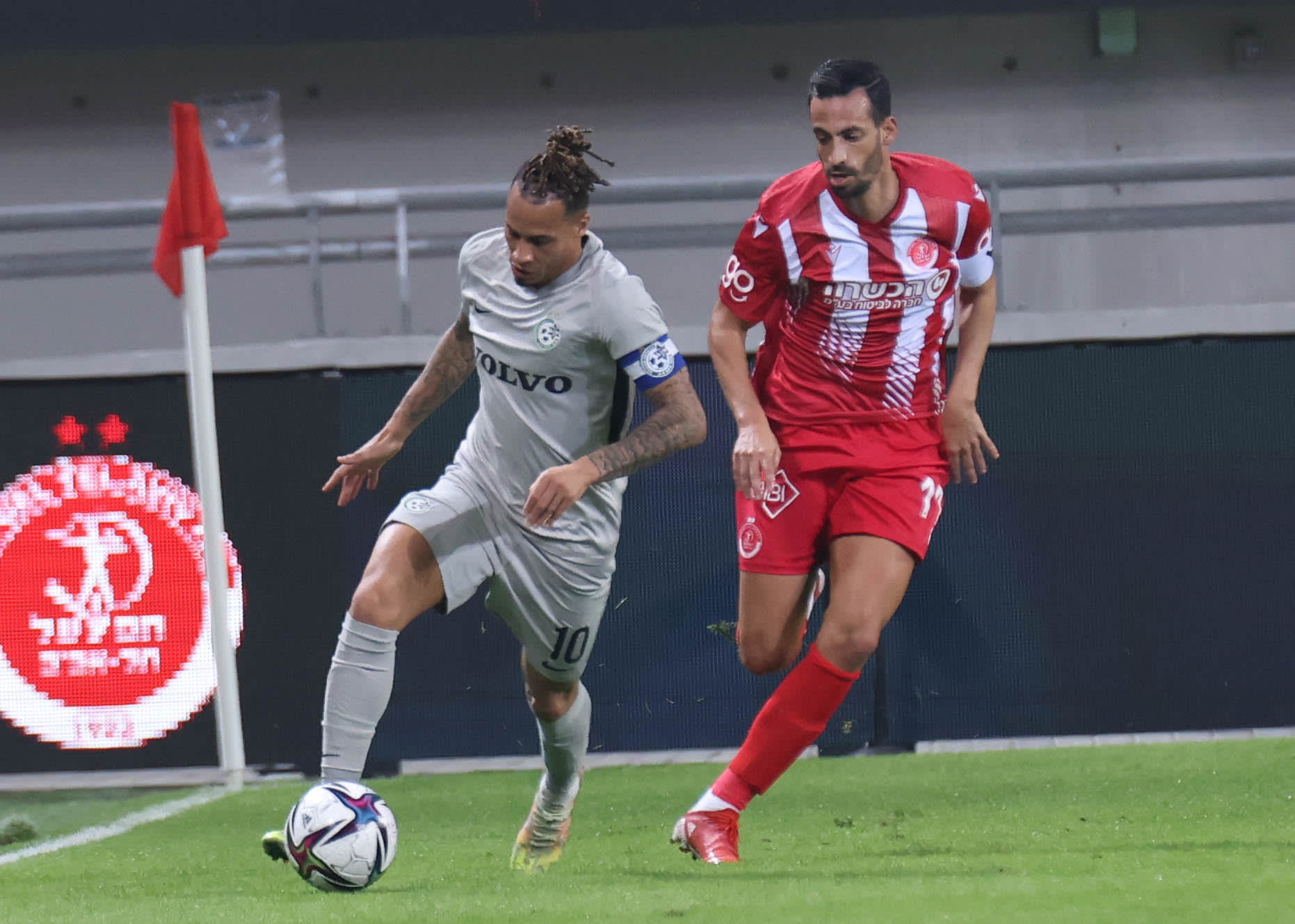 צ'ארון שרי שחקן מכבי חיפה מול דן איינבינדר שחקן הפועל תל אביב