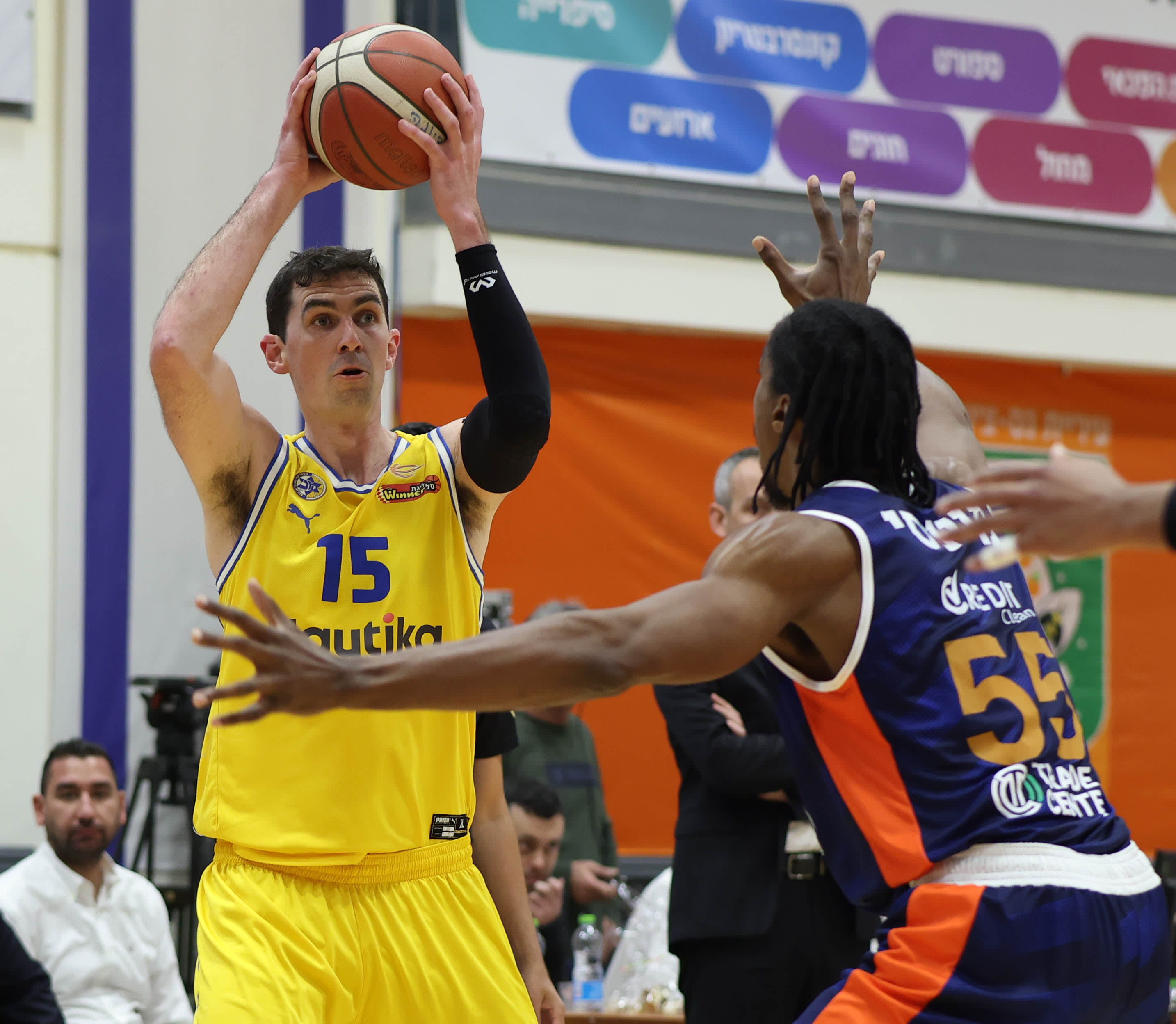 שחקן מכבי תל אביב ג'ייק כהן מול שחקן עירוני נס ציונה ג'רום מיינסי