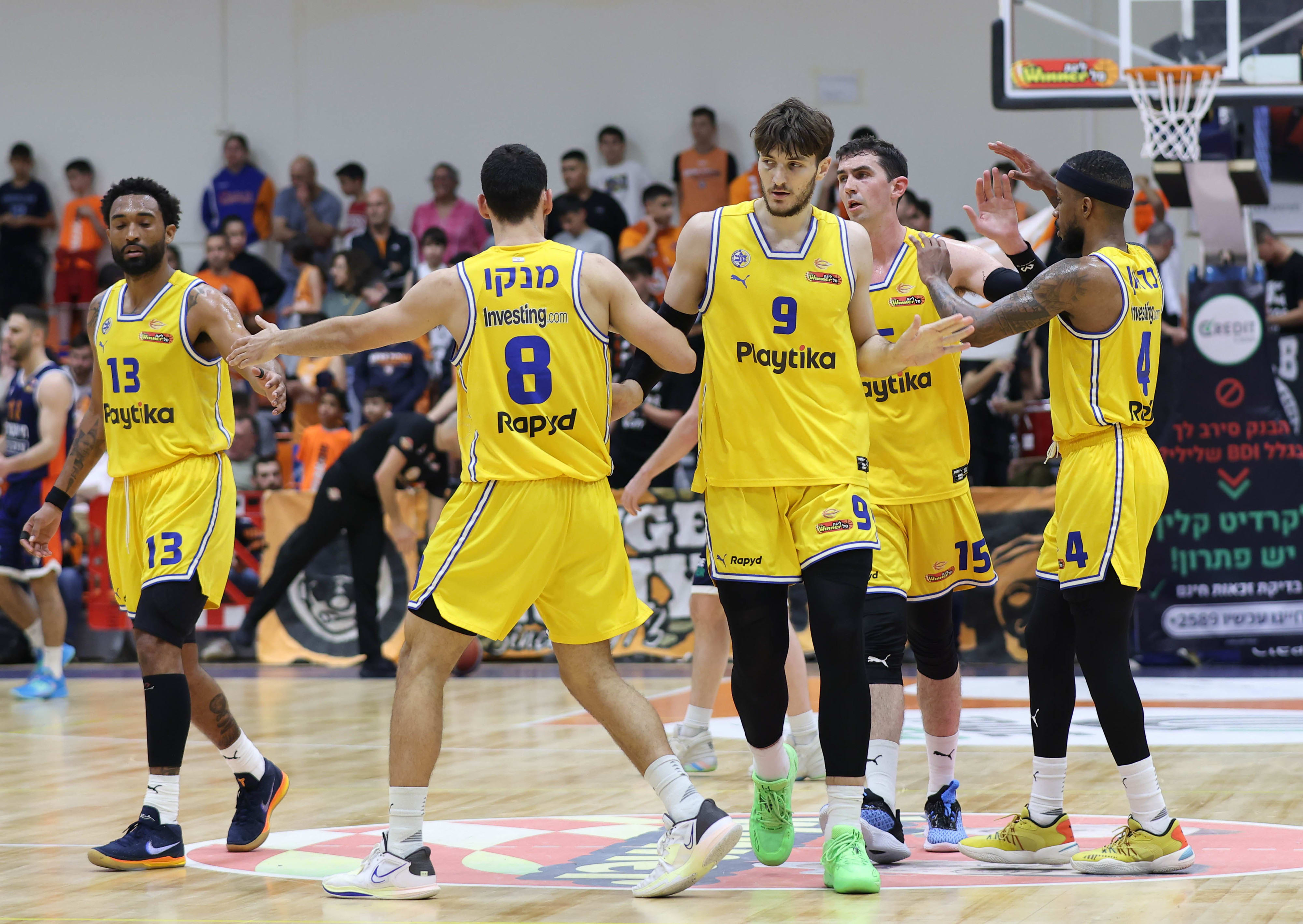 שחקני מכבי תל אביב חוגגים