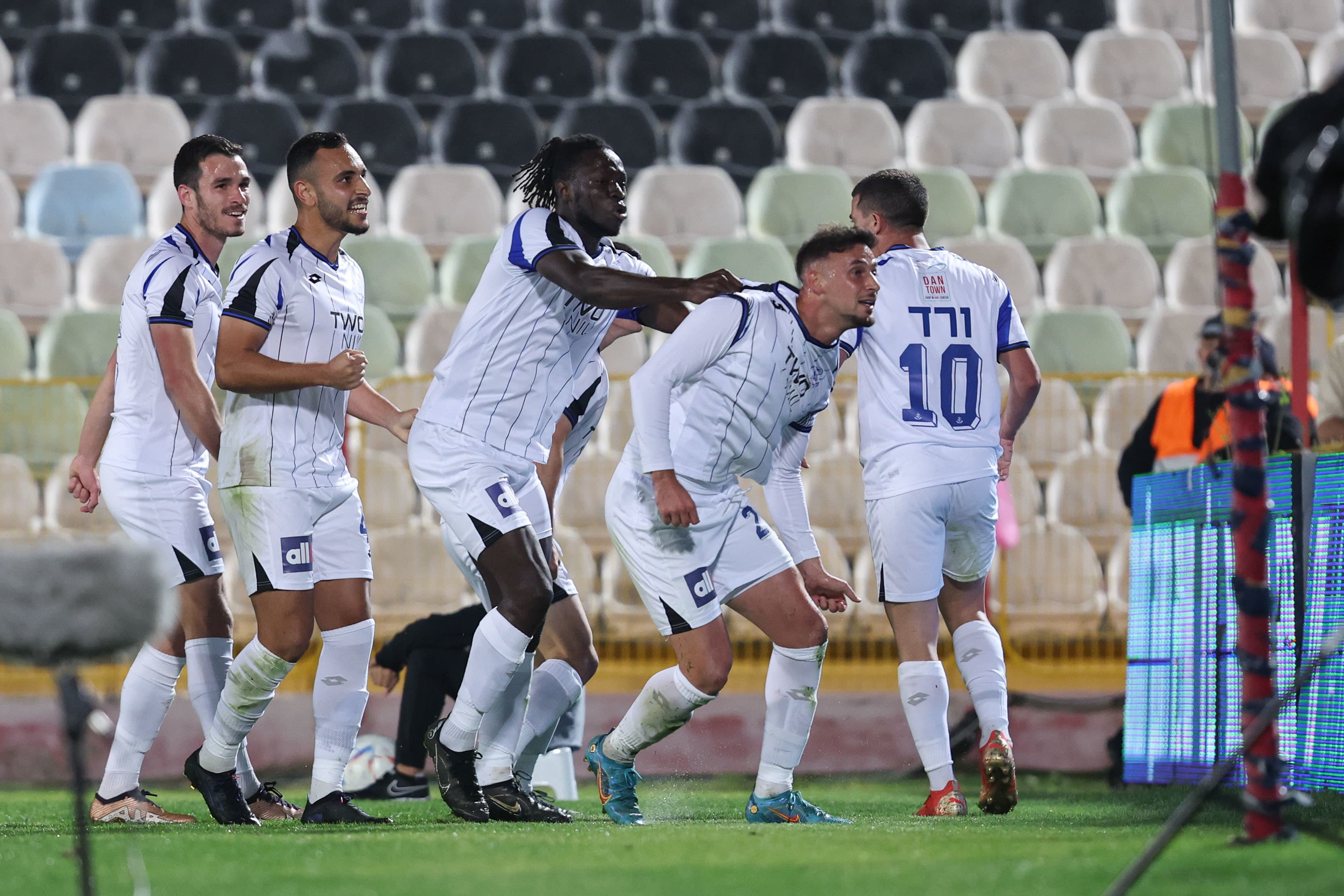 שחקני הפועל פתח תקוה חוגגים עם רן וטורי