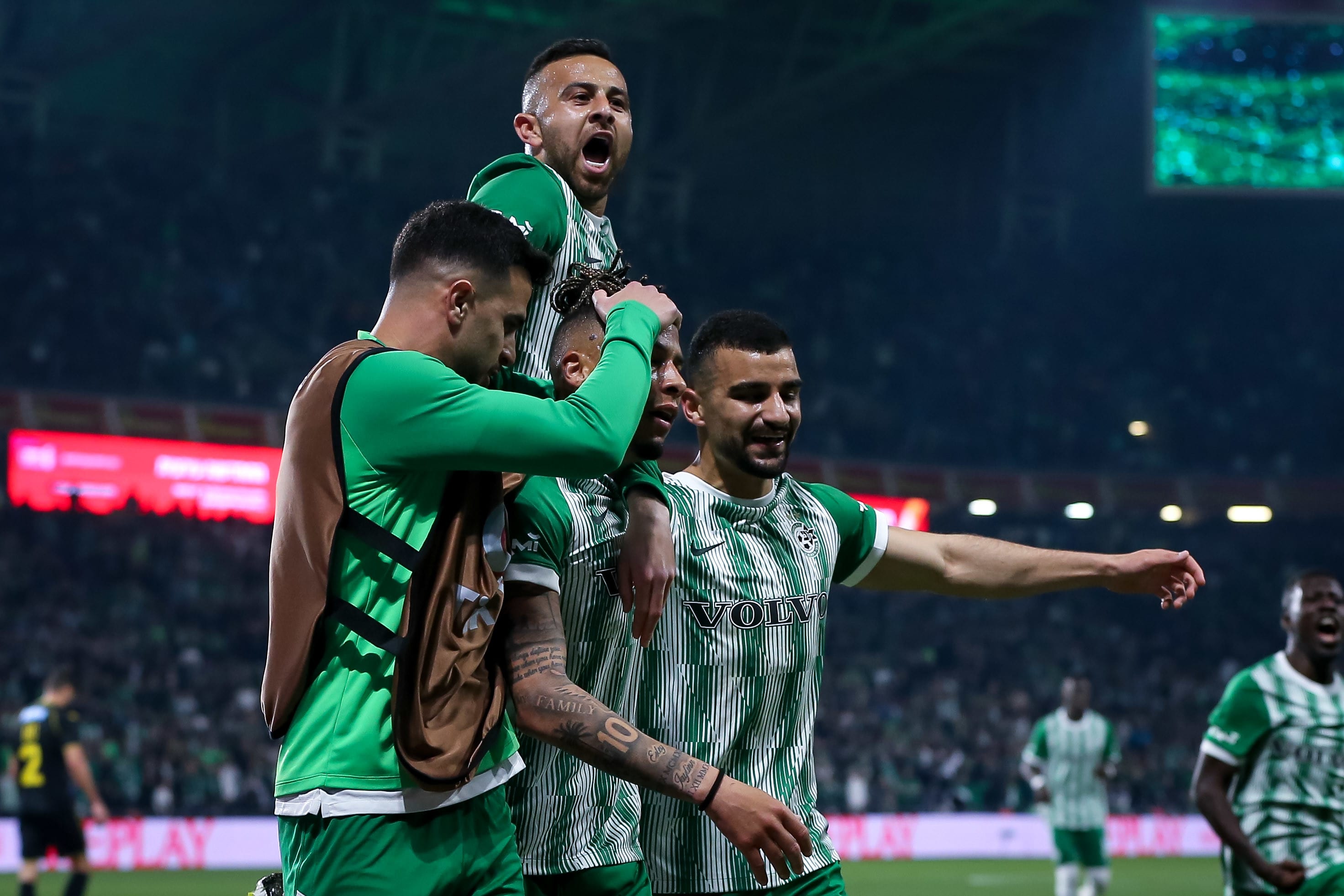 שחקני מכבי חיפה חוגגים, דיא סבע למעלה