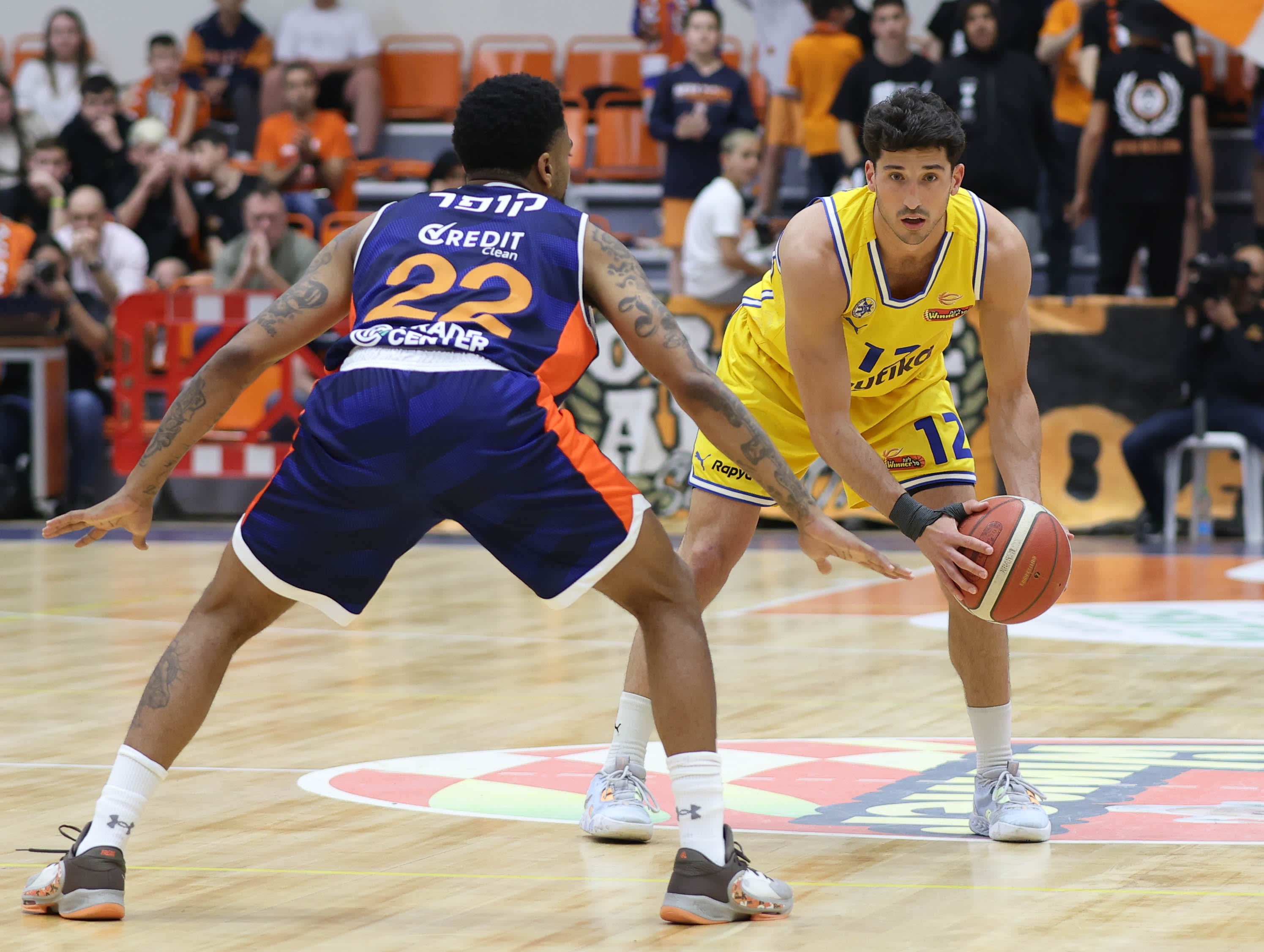 שחקן מכבי תל אביב ג'ון דיברתולומאו מול שחקן עירוני נס ציונה די ג'יי קופר