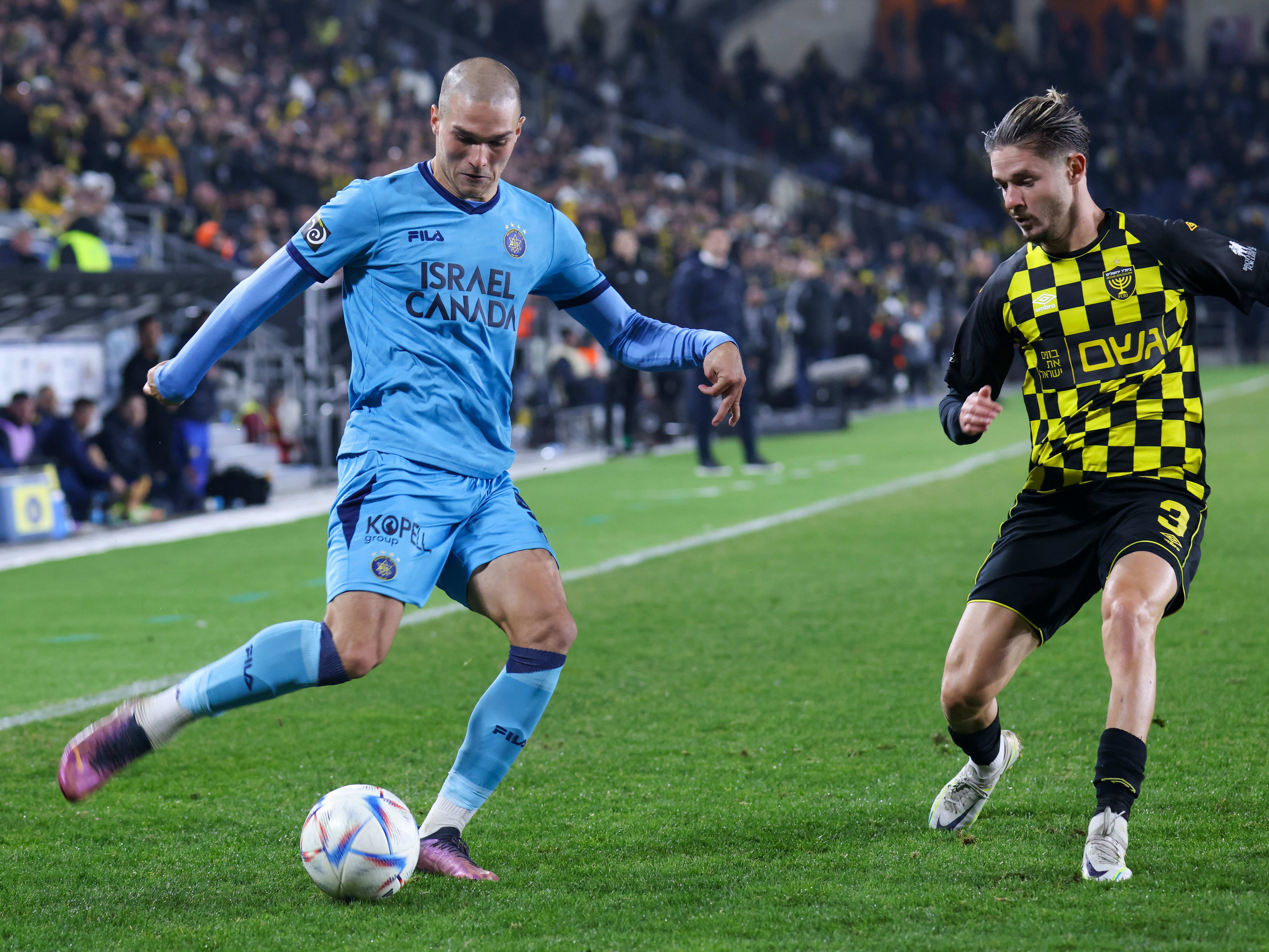 ג'ורג'ה יובאנוביץ', שחקן מכבי תל אביב לצד מקס גרצ'קין, שחקן בית