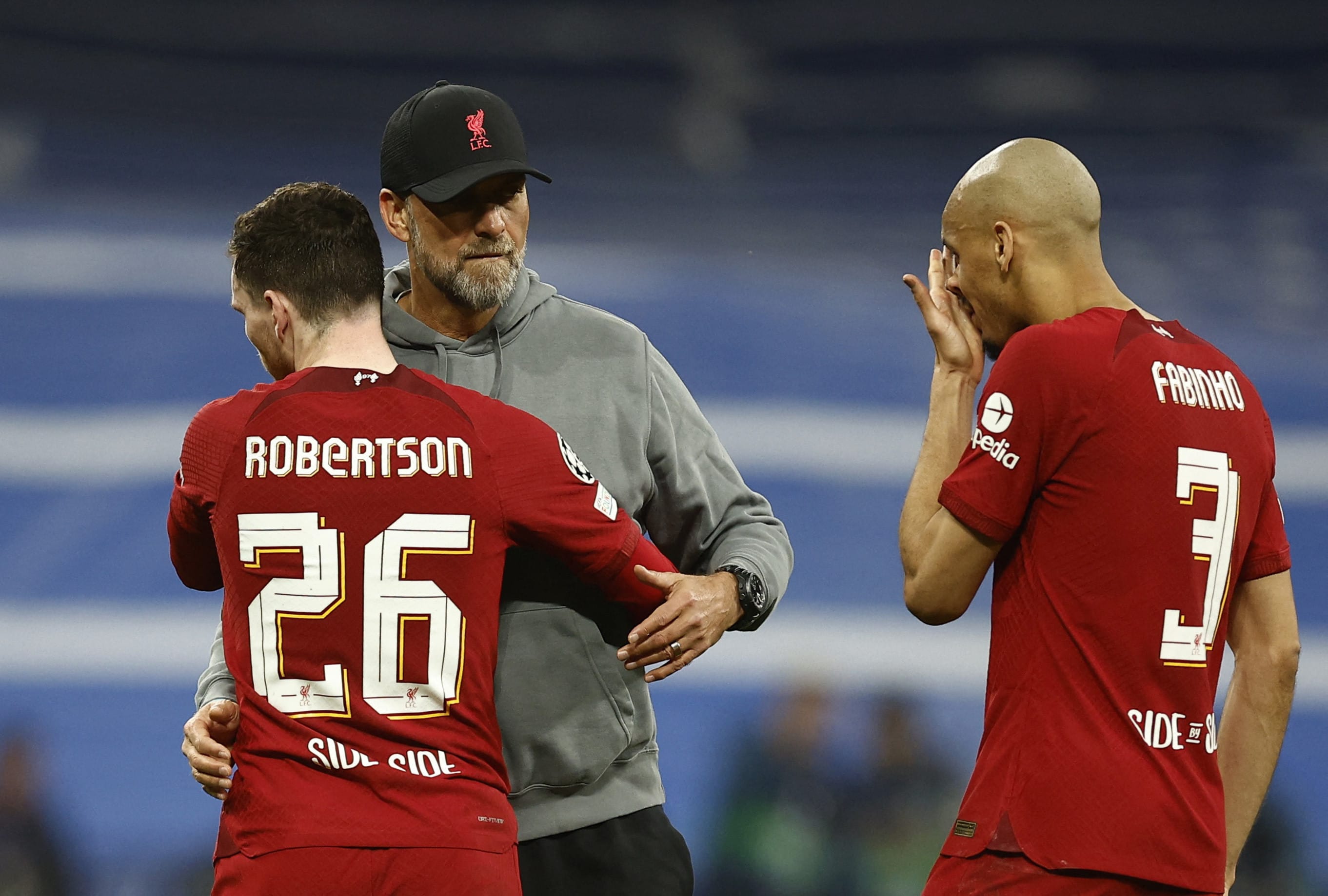 יורגן קלופ מנחם את שחקני ליברפול אחרי ההפסד במדריד