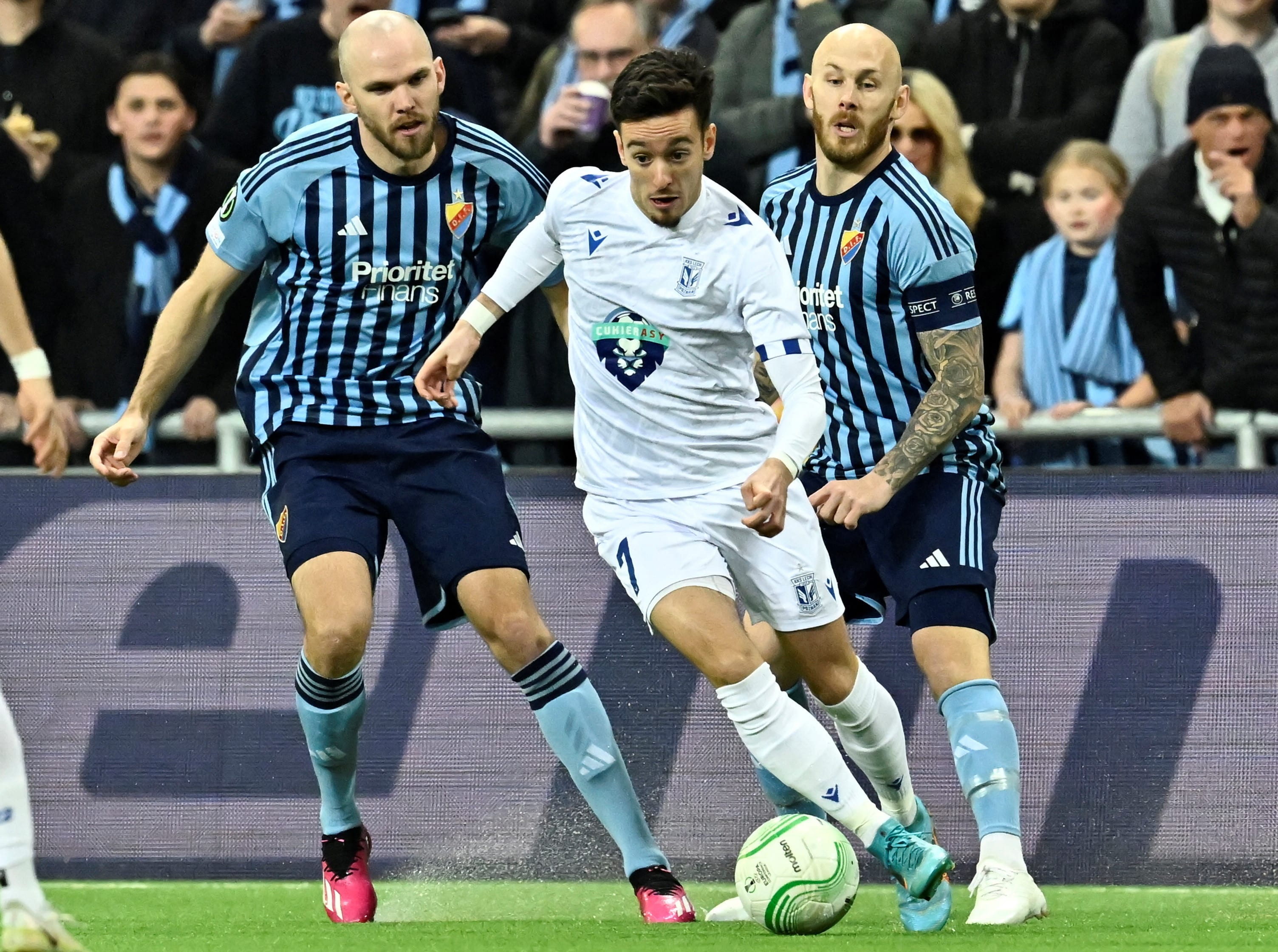 אפונסו סוזה שחקן לך פוזנן לפני מגנוס אריקסון (מימין), מרכוס דניאלסון שחקני יורגודן