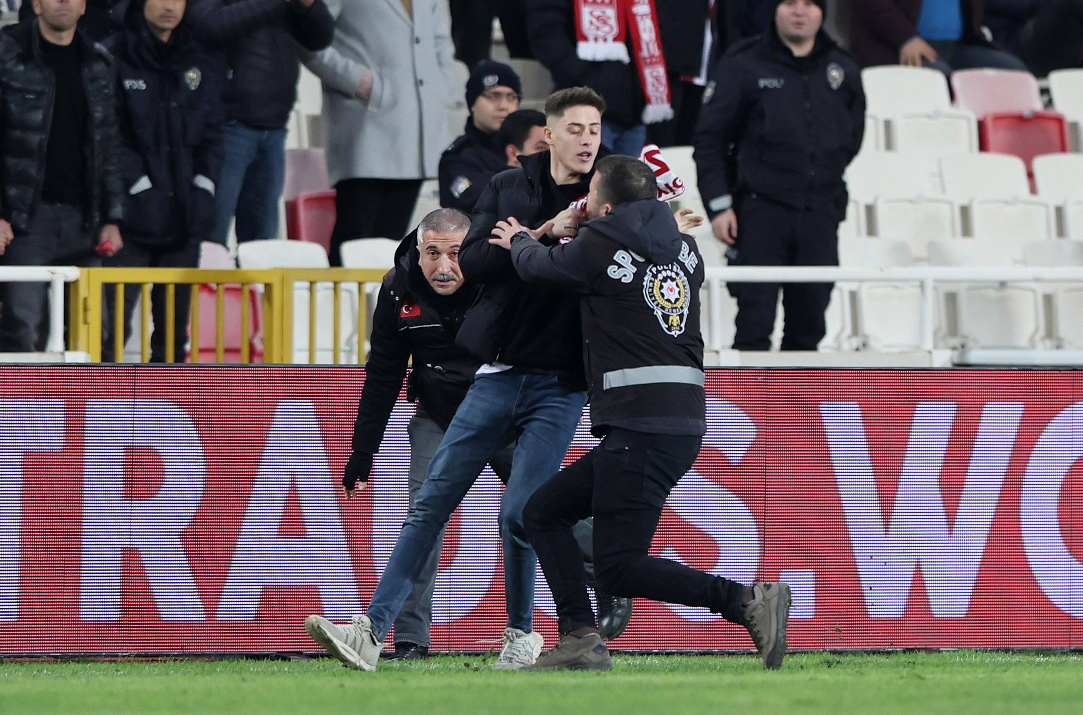 אוהד סיבאספור פורץ למגרש