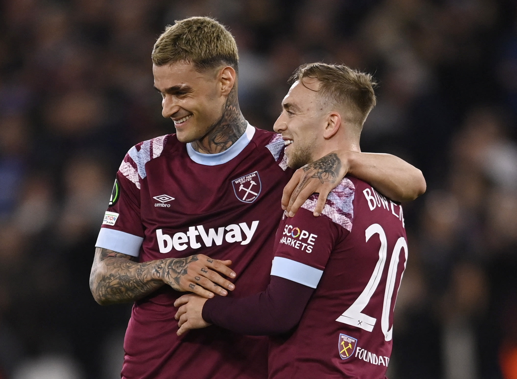 ג'רוד בואן (מימין) עם ג'אנלוקה סקמאקה שחקני ווסטהאם