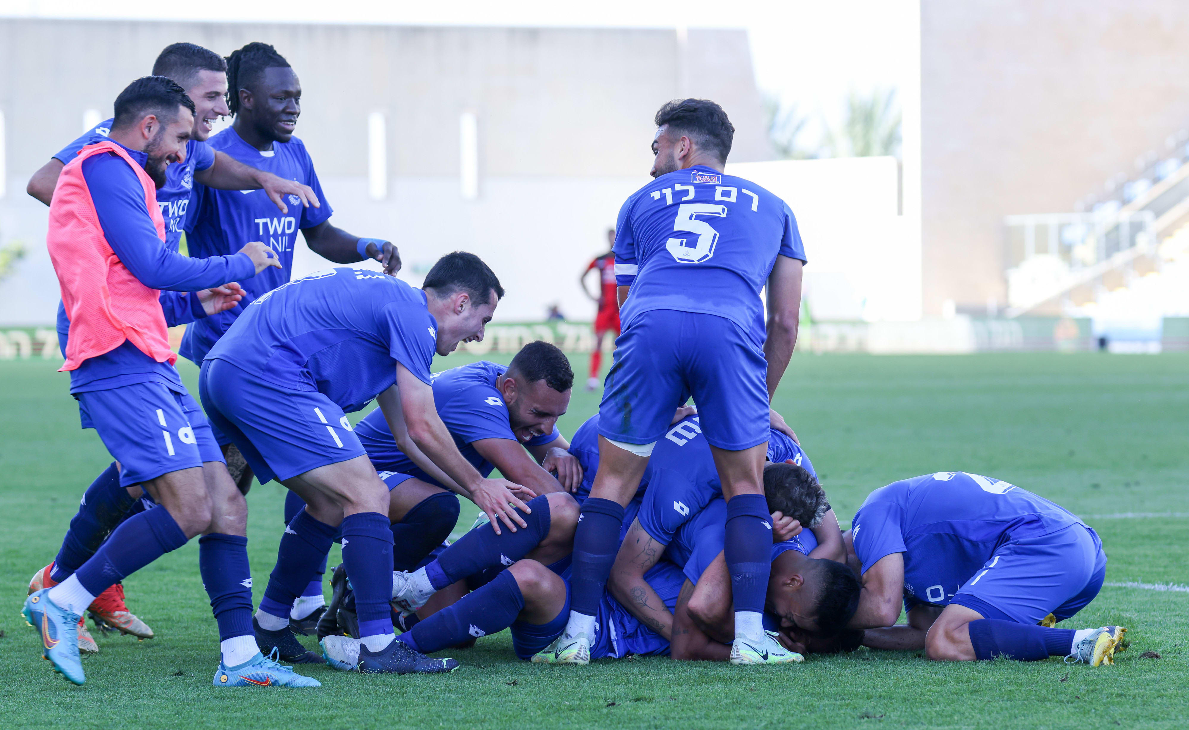 שחקני הפועל פתח תקוה חוגגים