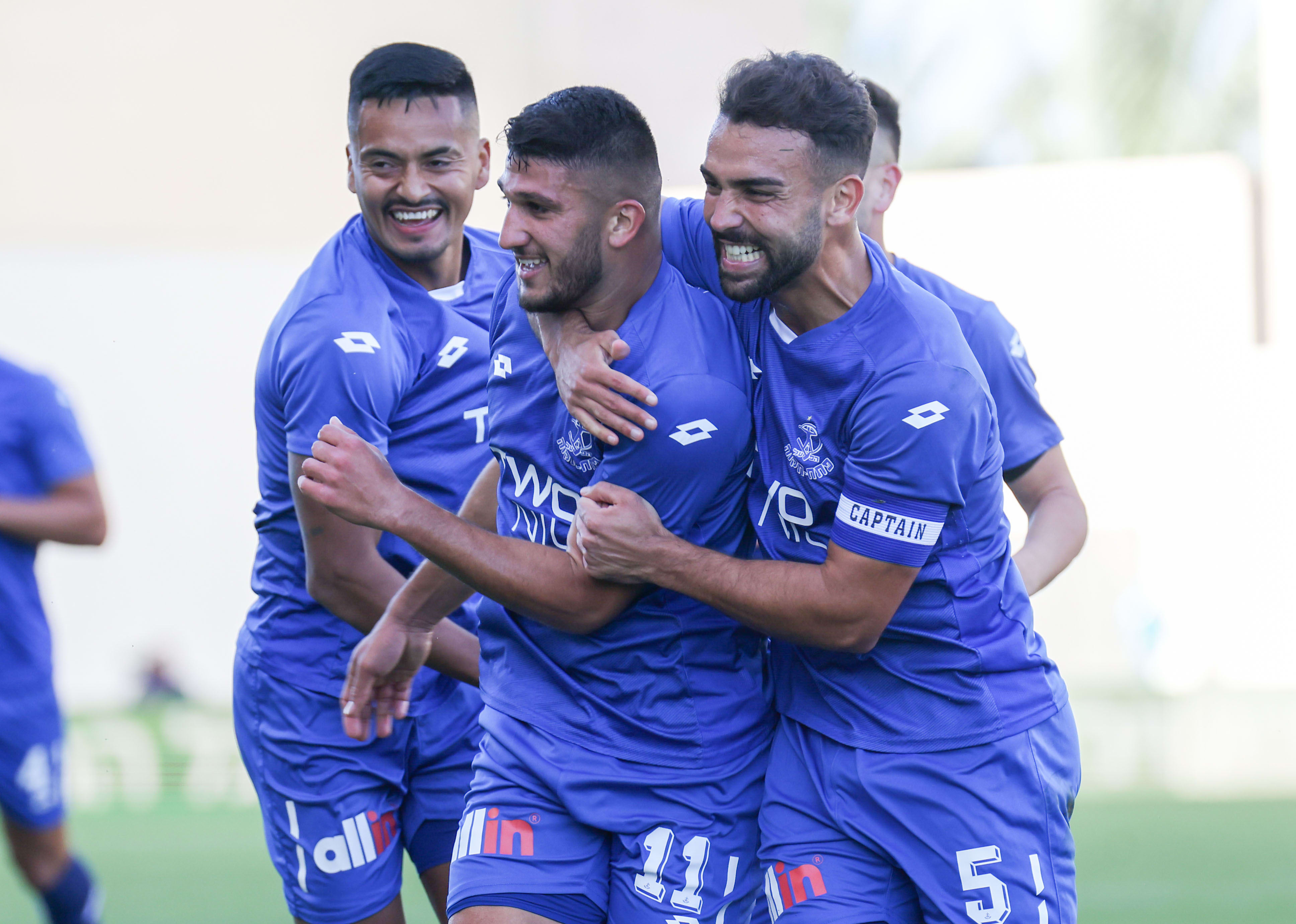 שחקן הפועל פתח תקוה אופק אושר חוגג עם רם לוי