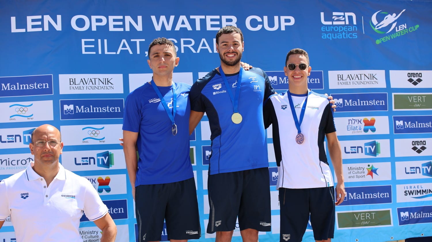 מימין לשמאל: זיו כהן, מתן רודיטי, יונתן אחדות עם מיקי חליקה, יו"ר איגוד השחייה