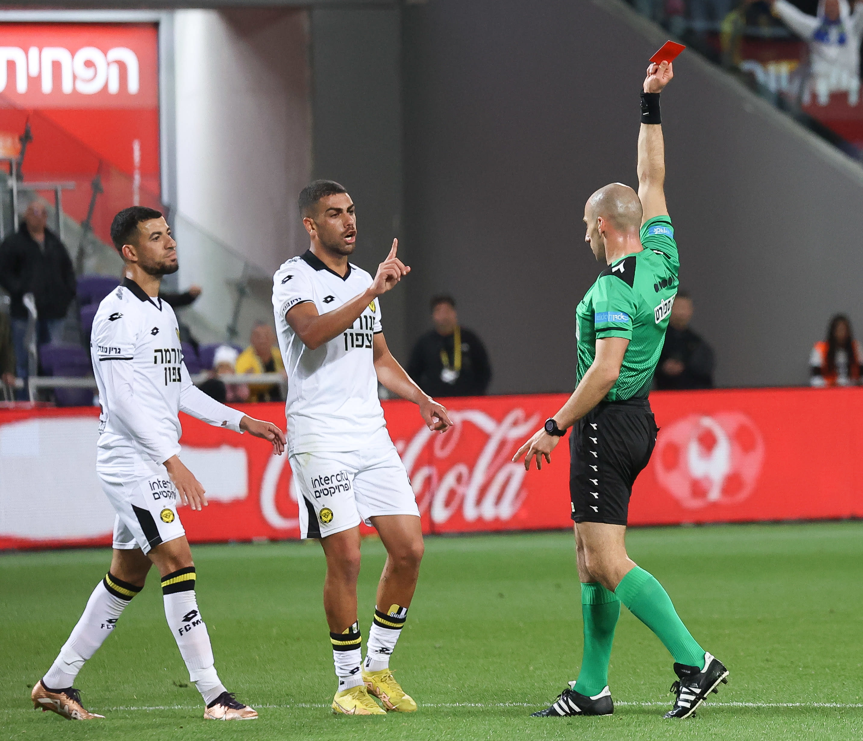 השופט גל לייבוביץ' שולף כרטיס אדום לשחקן מכבי נתניה, רז שלמה