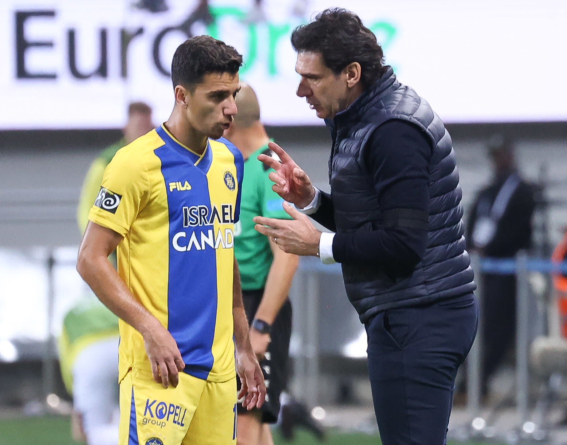 מאמן מכבי תל אביב אייטור קראנקה, עם דן ביטון