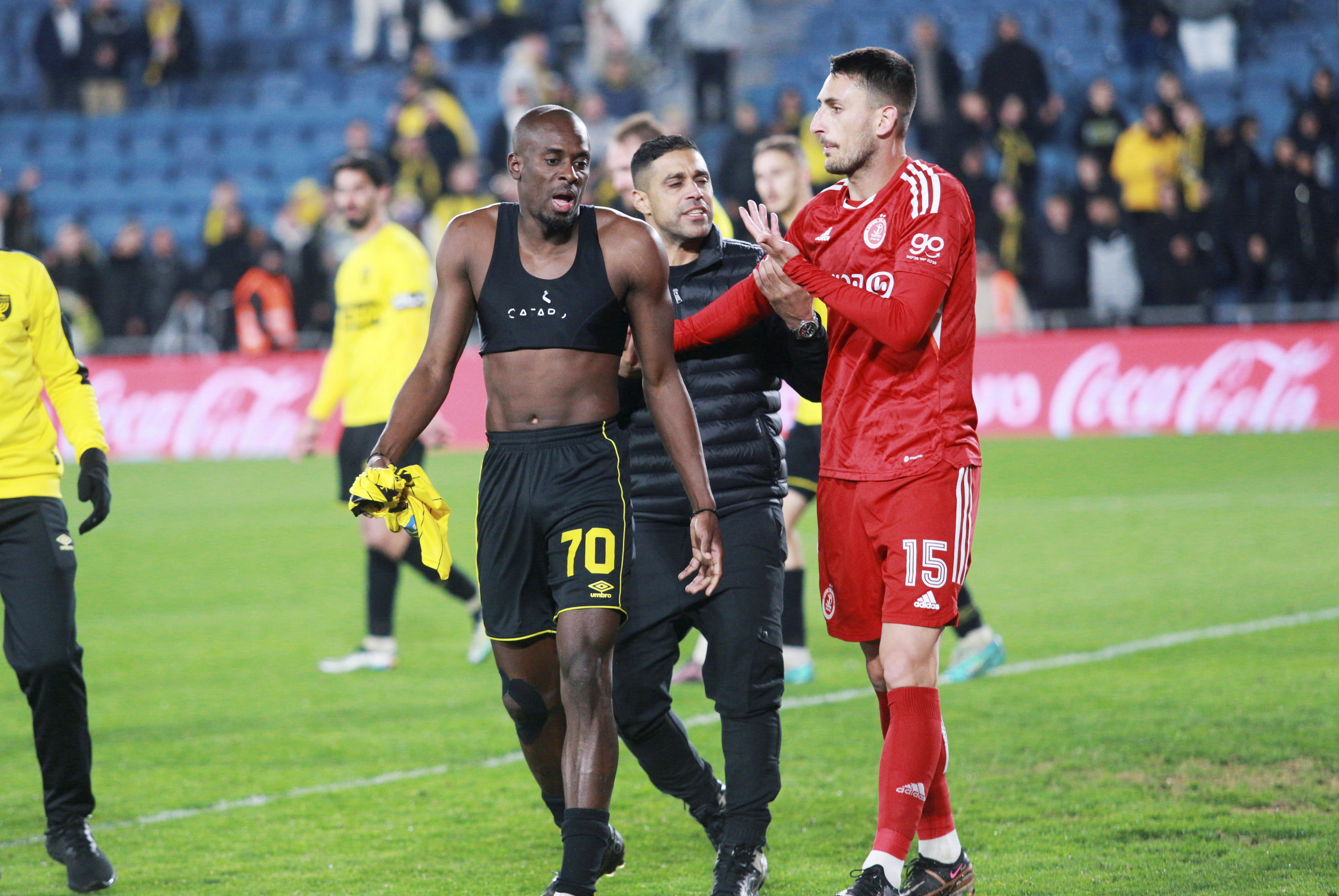 שחקן הפועל תל אביב אלכסנדר בולייביץ', ליד שחקן בית