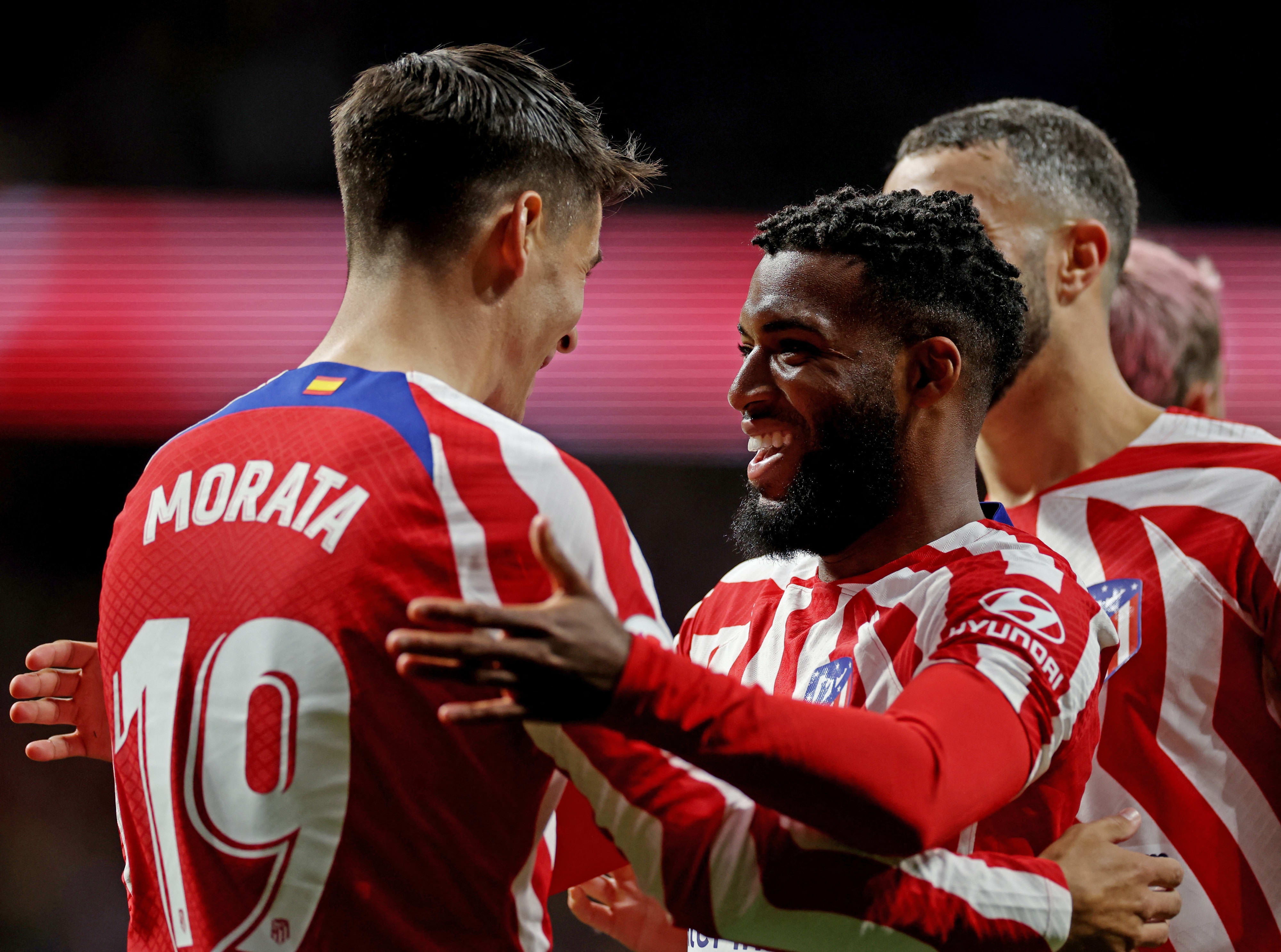 שחקני אתלטיקו מדריד חוגגים עם תומא למאר