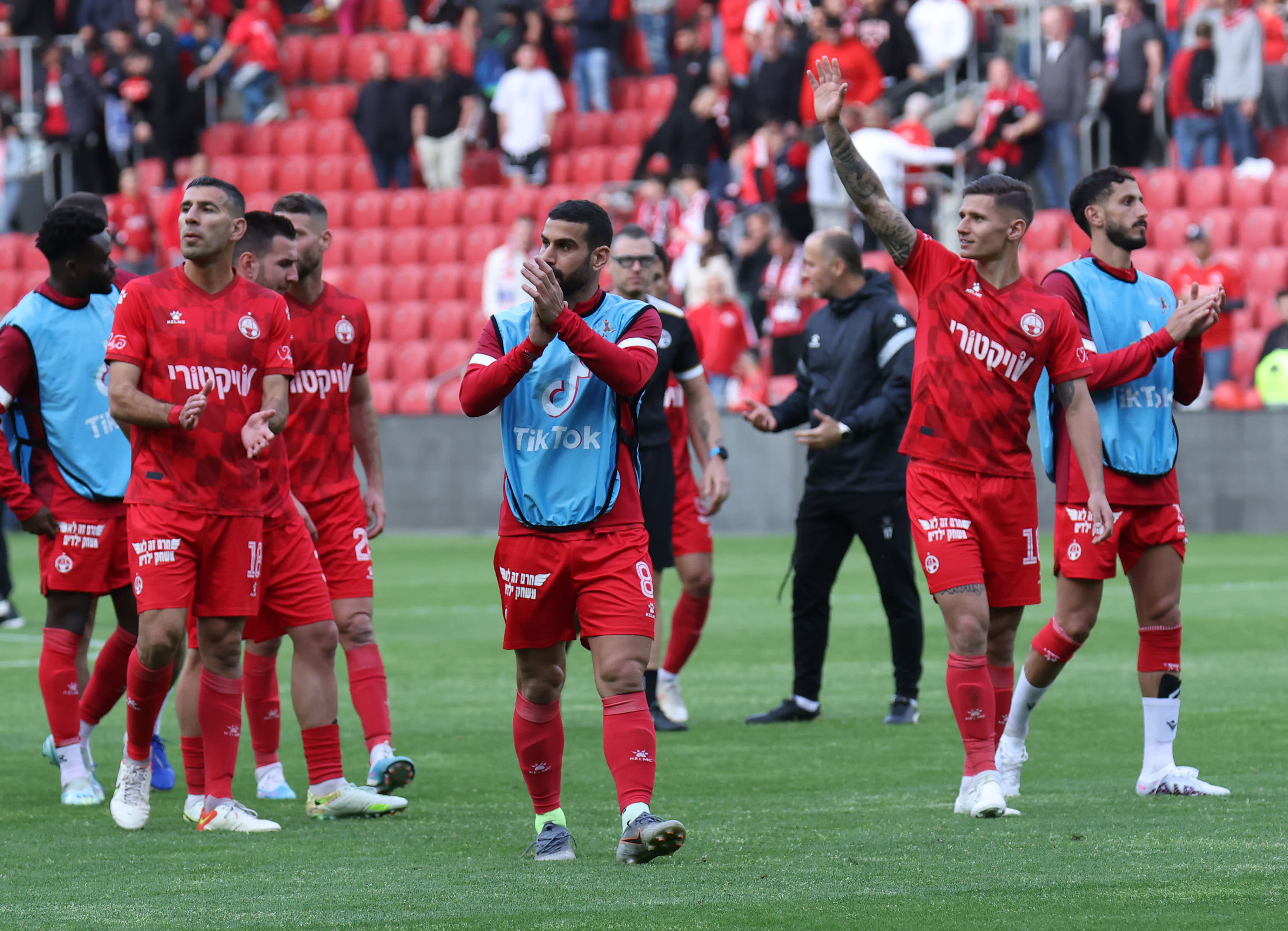 שחקני הפועל באר שבע חוגגים