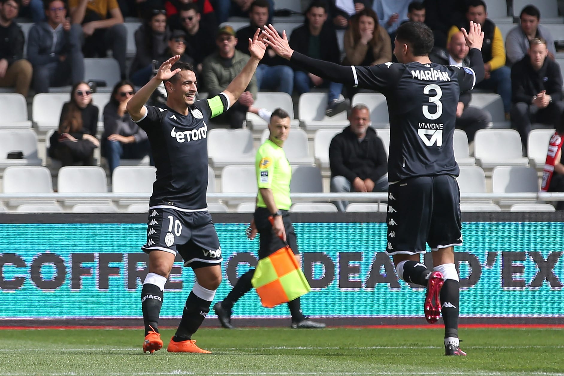 שחקן מונאקו וויסאם בן ידר חוגג עם גיז'רמו מריפאן