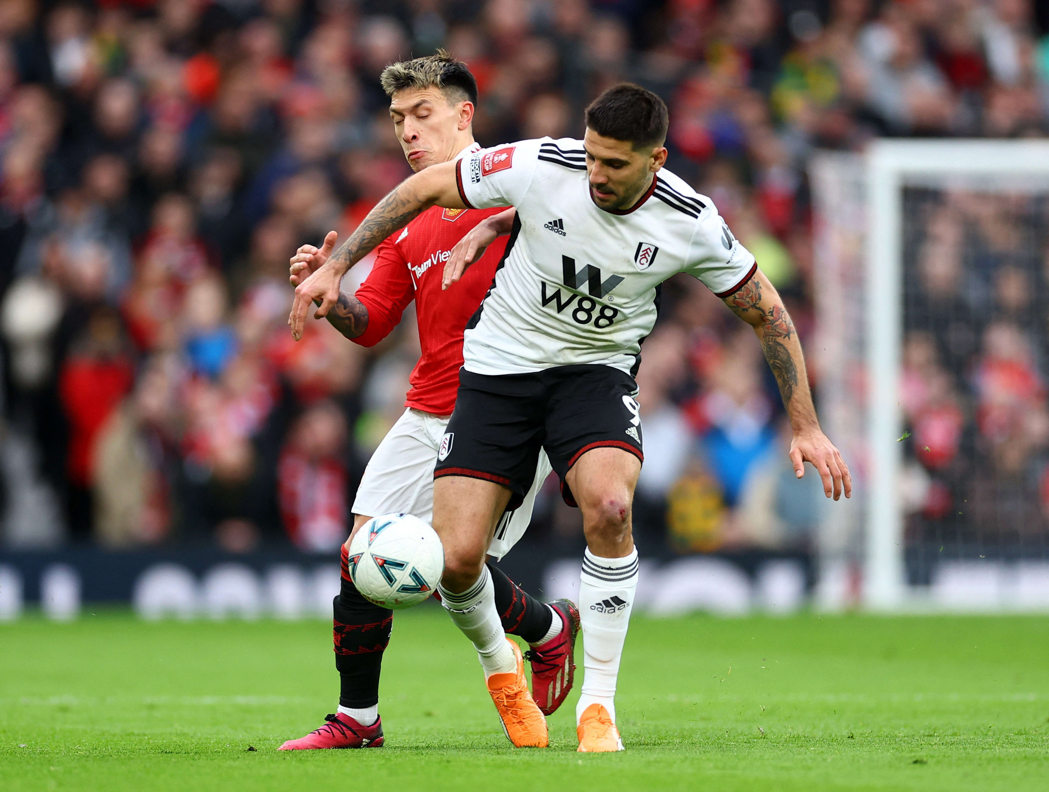 אלכסנדר מיטרוביץ' פולהאם לצד ליסנדרו מרטינס מנצ'סטר יונייטד