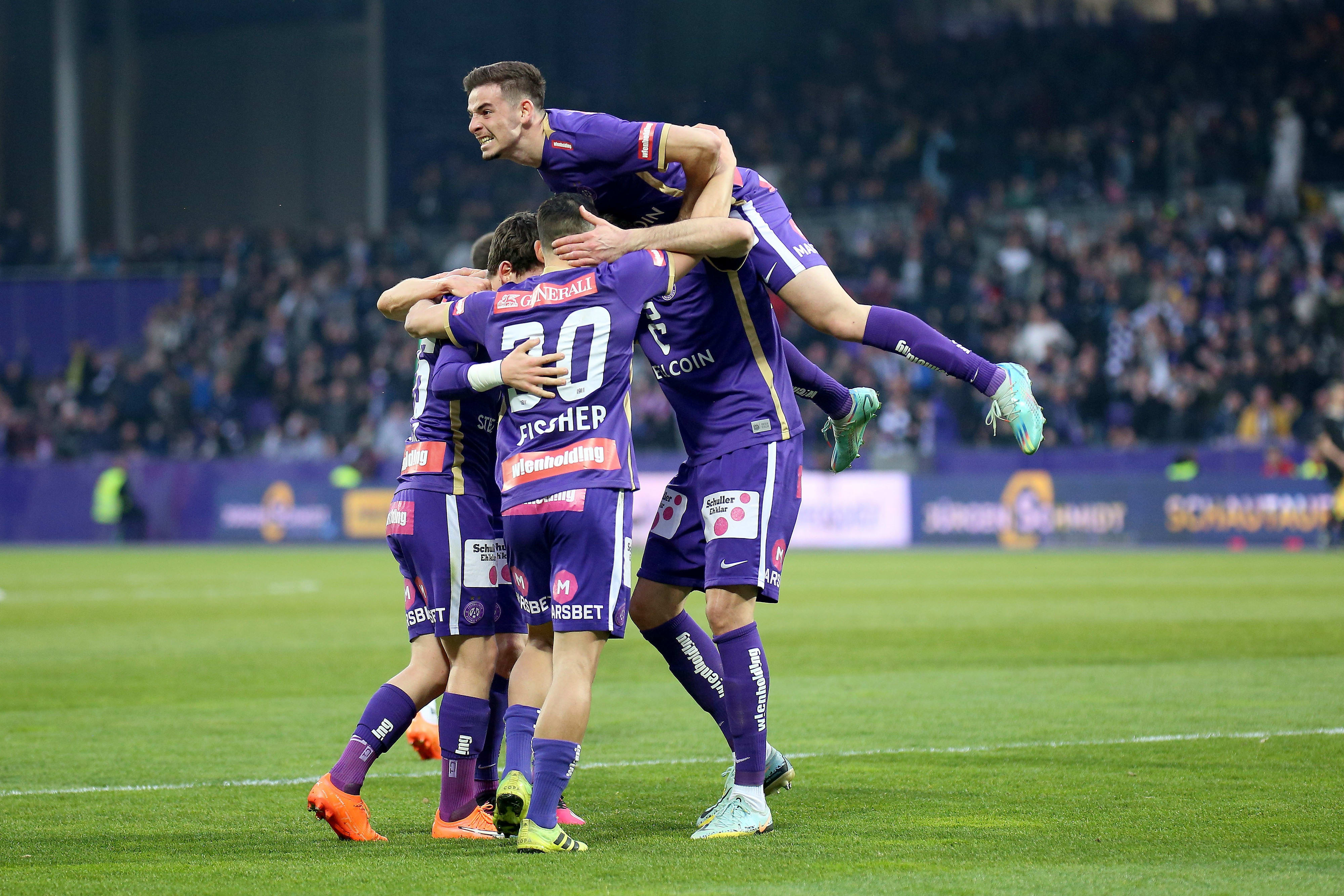 דורון ליידנר שחקן אוסטריה וינה (למעלה) חוגג עם חבריו