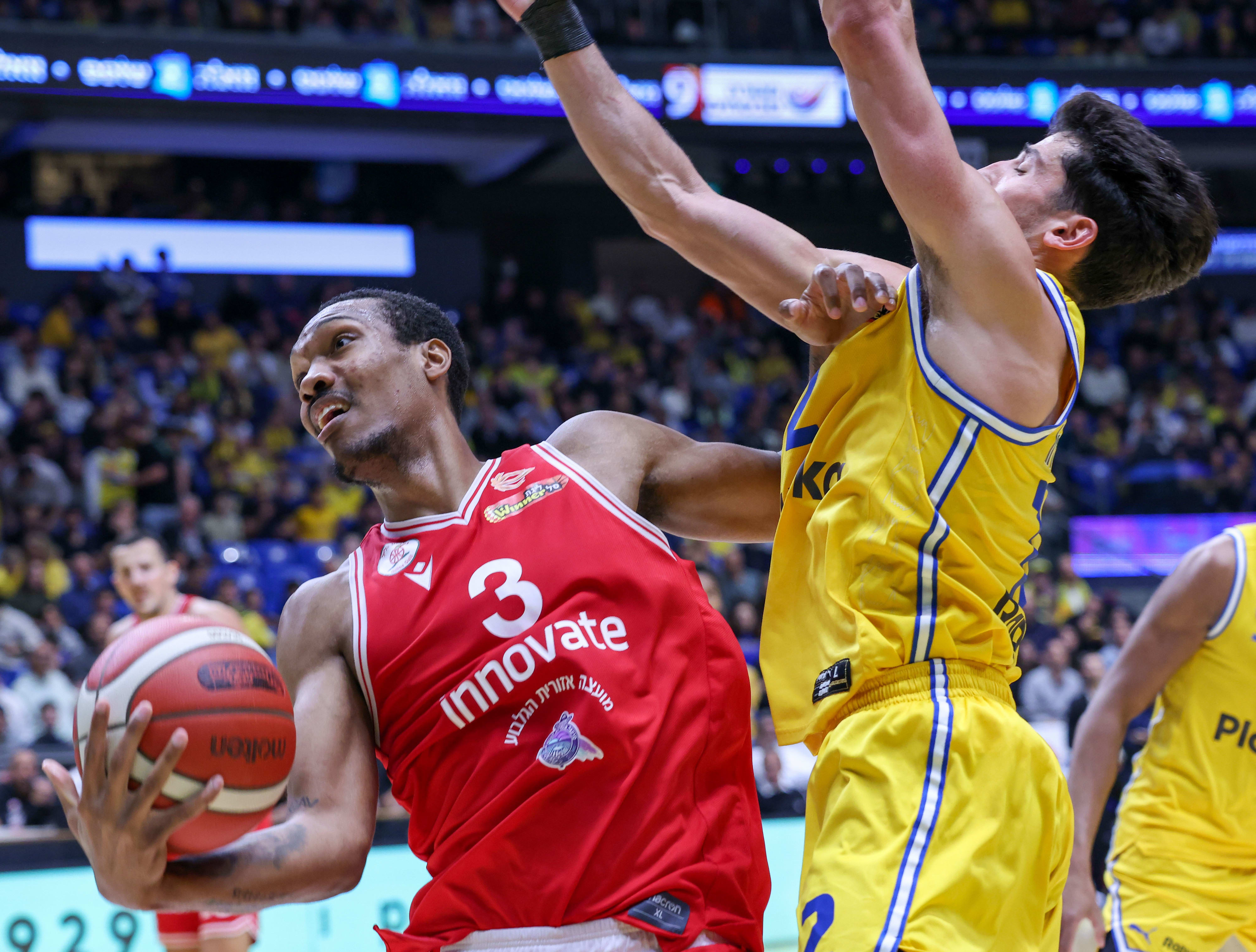 שחקן גלבוע/גליל טוני קאר מול שחקן מכבי תל אביב ג'ון דיברתולומאו