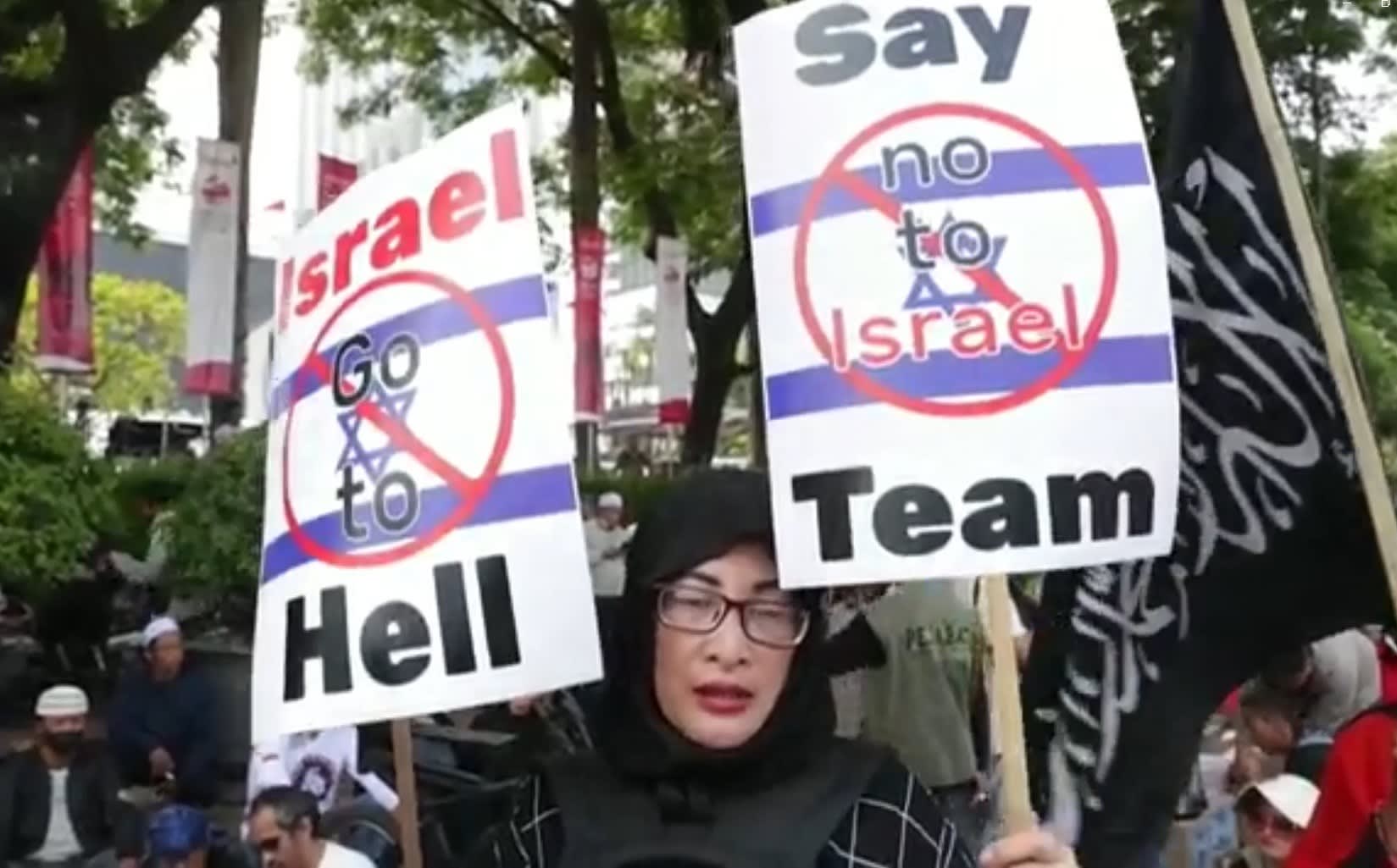 אינדונזיה: עשרות מפגינים נגד השתתפותה של נבחרת ישראל בכדורגל באליפות העולם לנוער