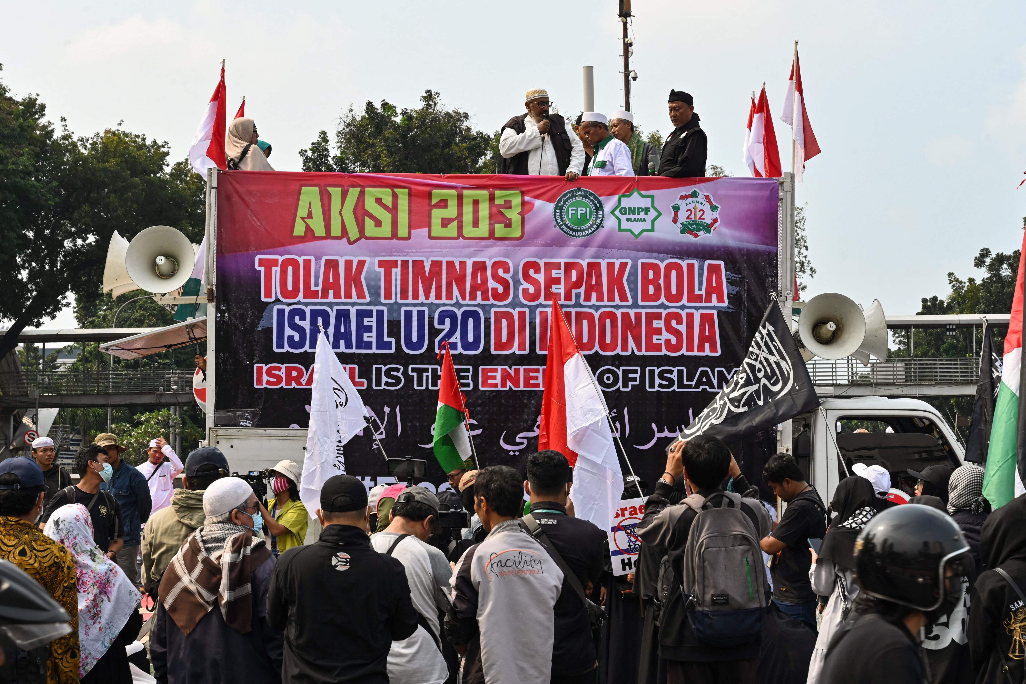 מוסלמים מוחים ברחובות אינדונזיה נגד נבחרת ישראל