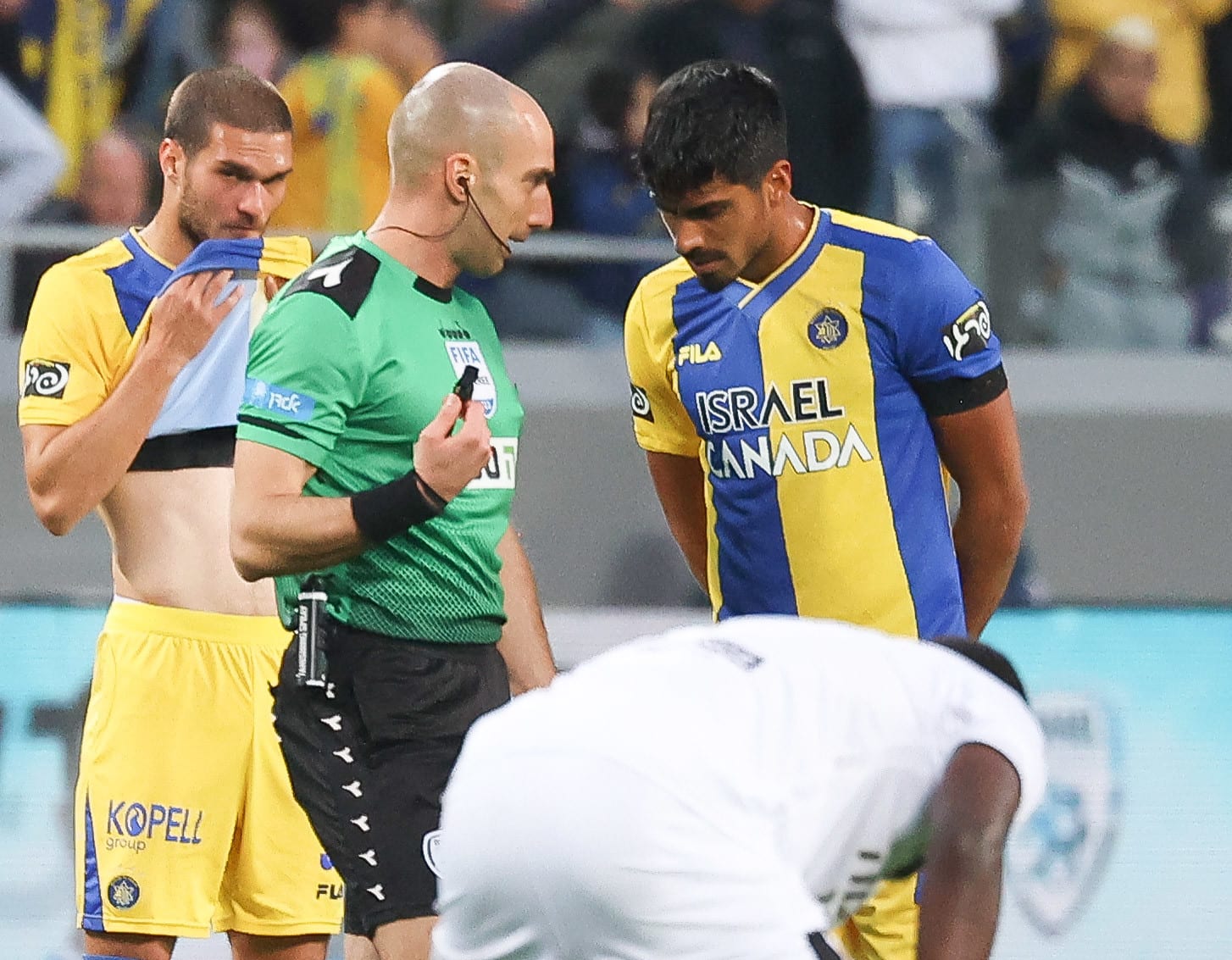 השופט גל לייבוביץ' עם שחקן מכבי תל אביב דור פרץ