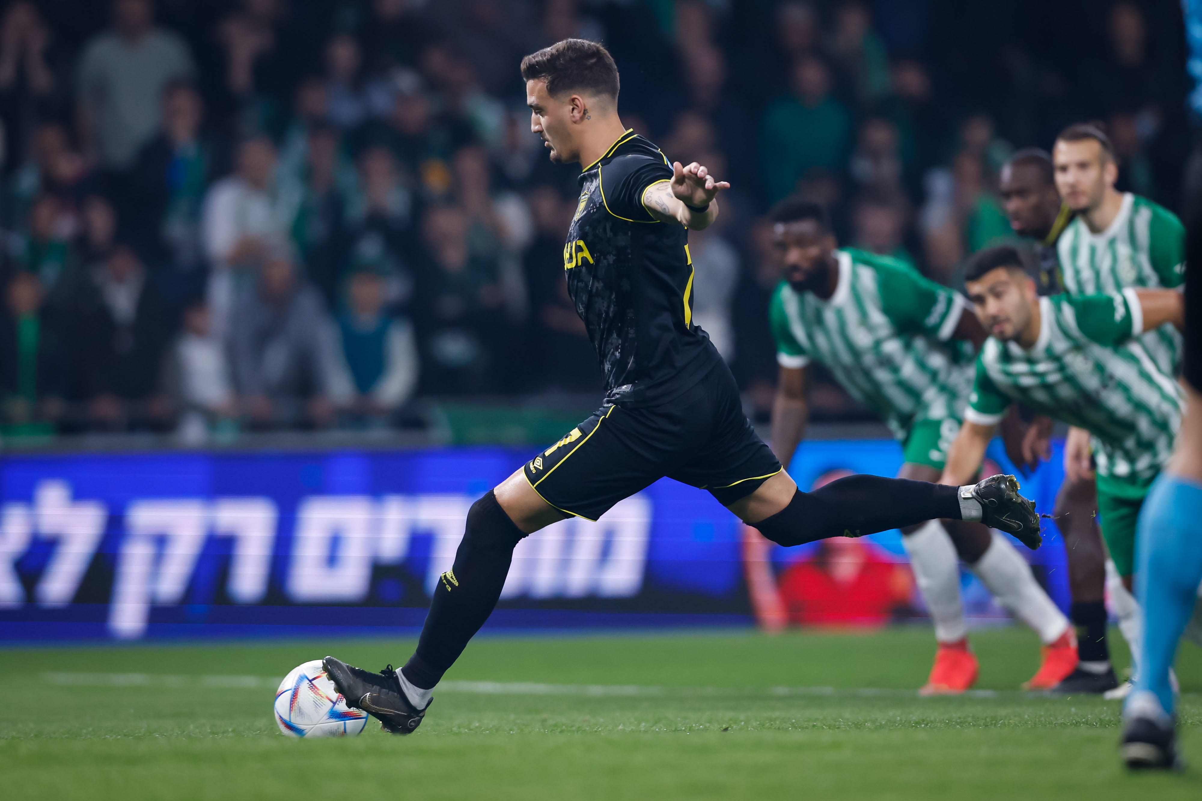 ירדן שועה שחקן בית"ר ירושלים בועט פנדל