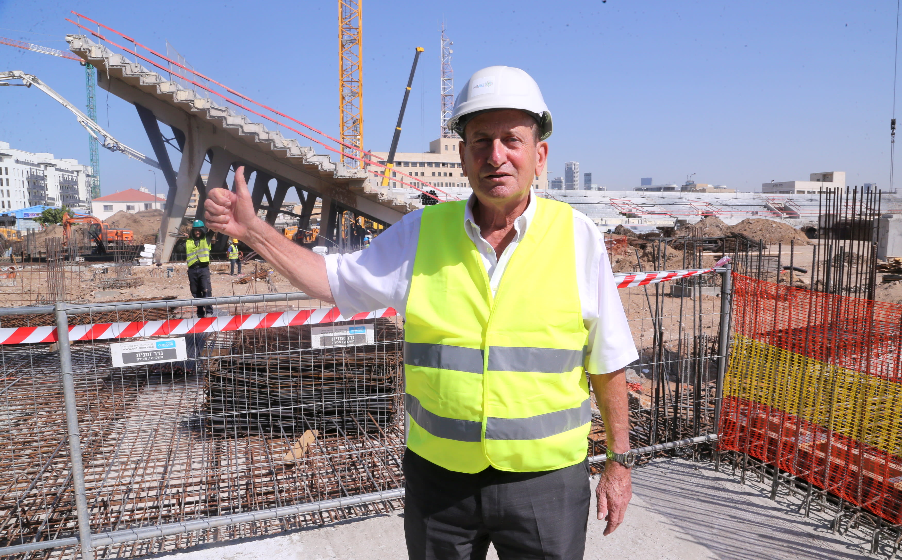 ראש עיריית תל אביב רון חולדאי עם אצטדיון בלומפילד העובר שיפוץ