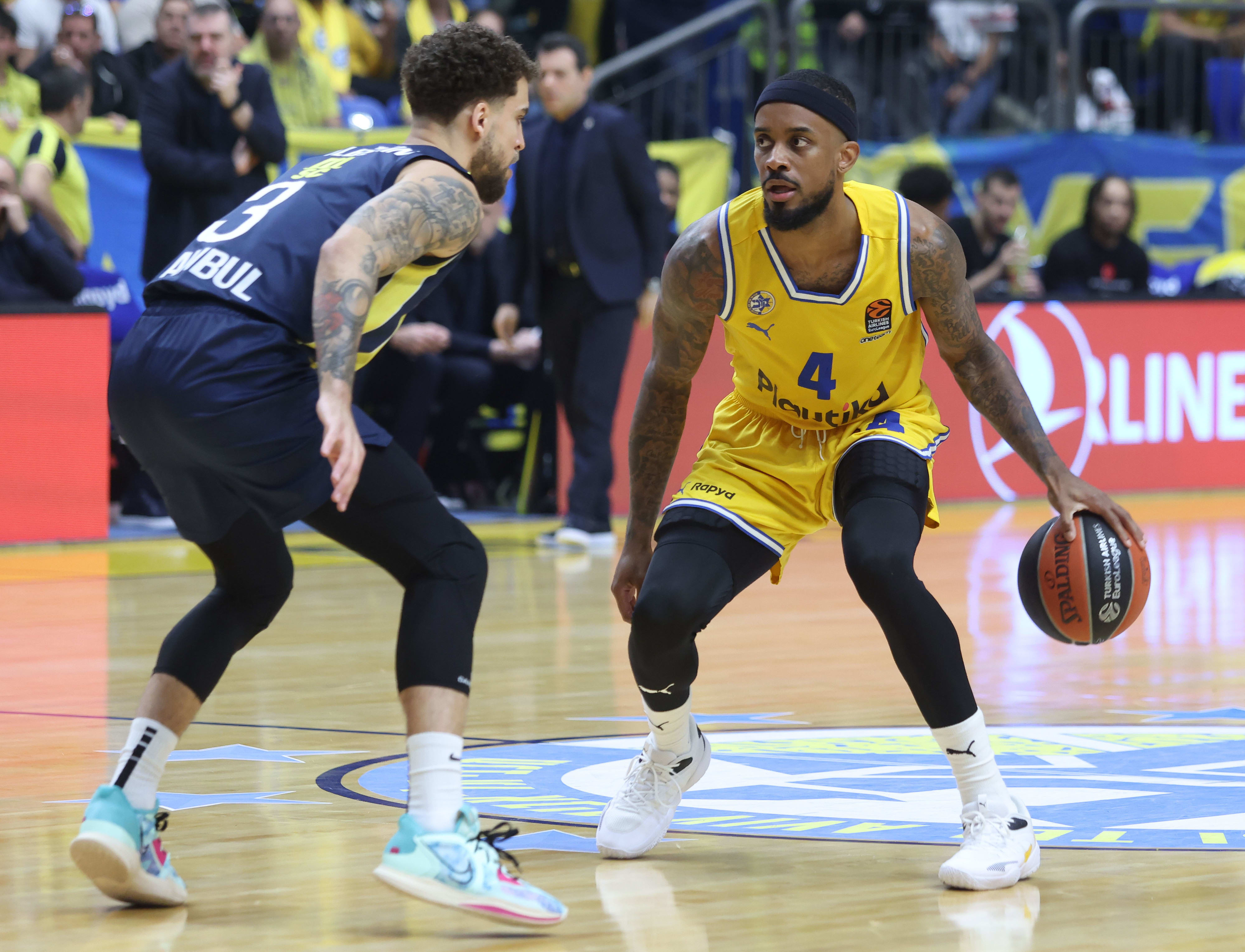 שחקן מכבי תל אביב לורנזו בראון, מול שחקן פנרבחצ'ה, סקוטי ווילבקין