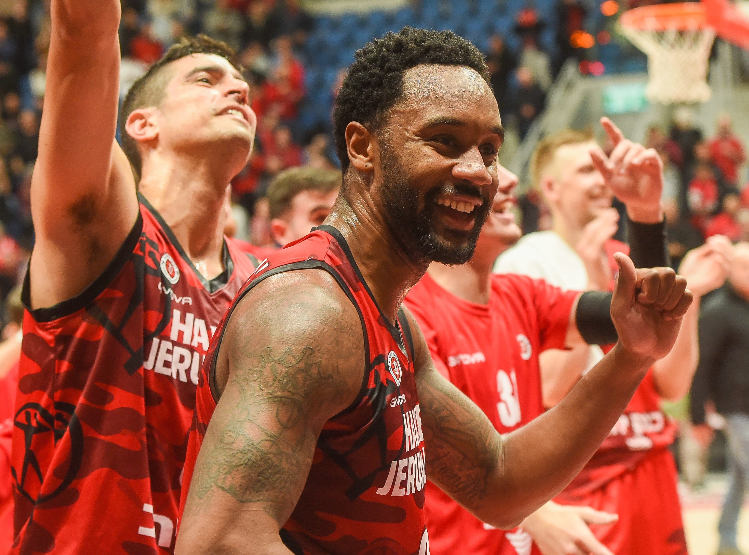 ליוואי רנדולף חוגג את הניצחון של הפועל ירושלים