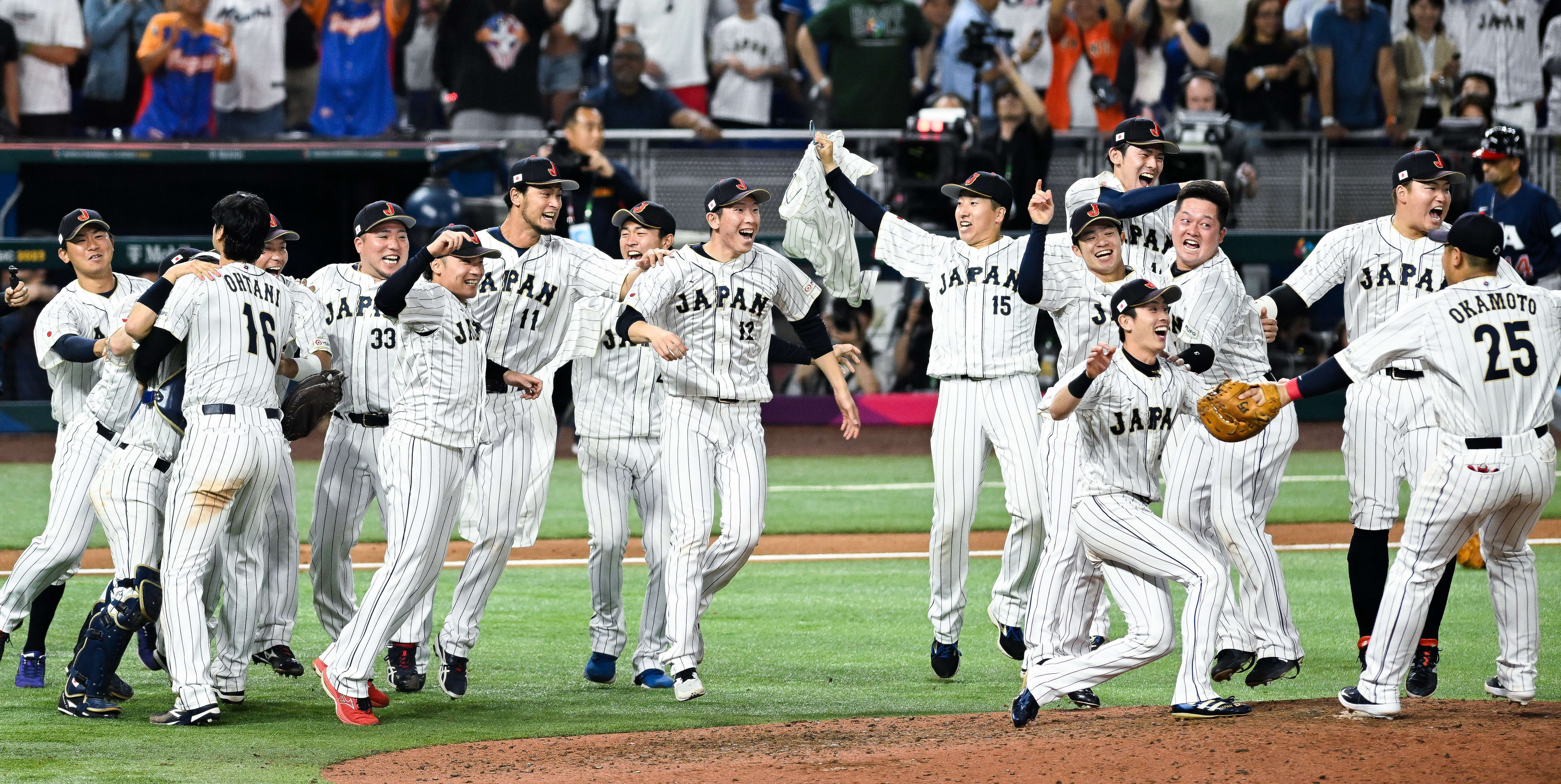 נבחרת יפן חוגג זכייה באליפות העולם בבייסבול