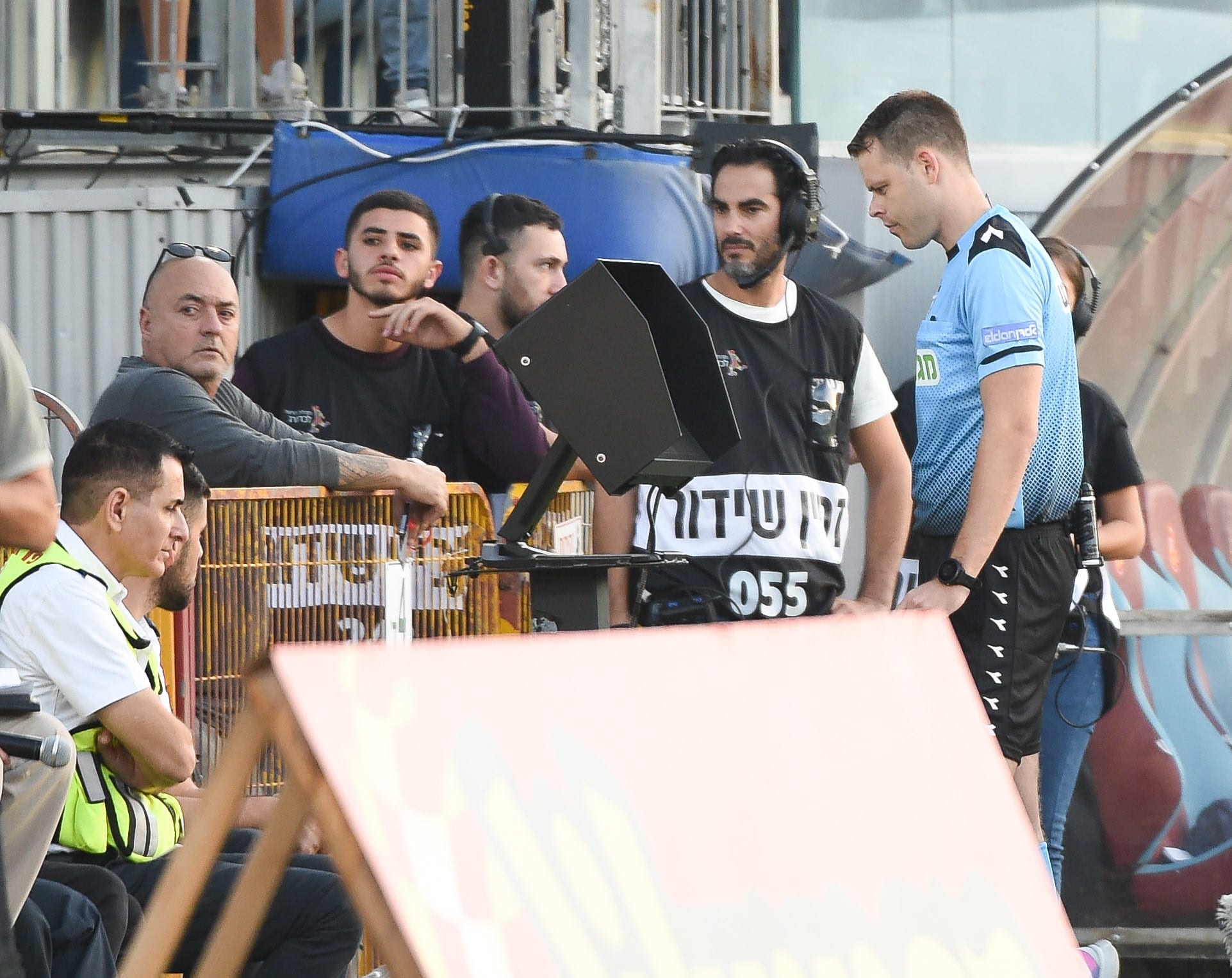 השופט יגאל פריד בעמדת VAR