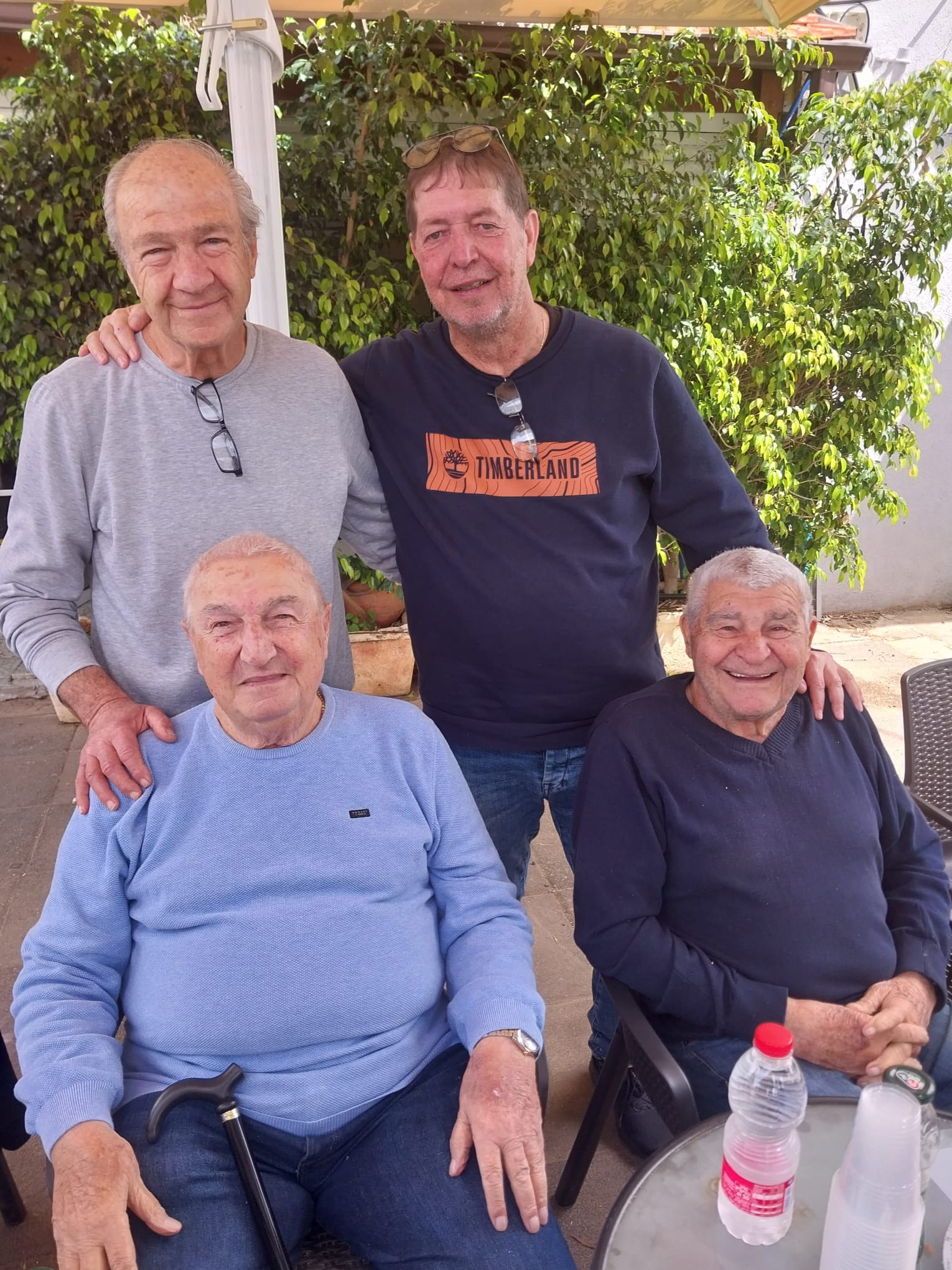 מימין יושבים צ׳וצ׳קו לוי ובוחוס ג'וג'וסיאן.  למעלה אלי  שכטר ומשה אוננה