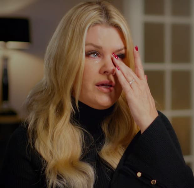 אשתו של מיכאל שומאכר, קורינה, בוכה במהלך ריאיון עמה