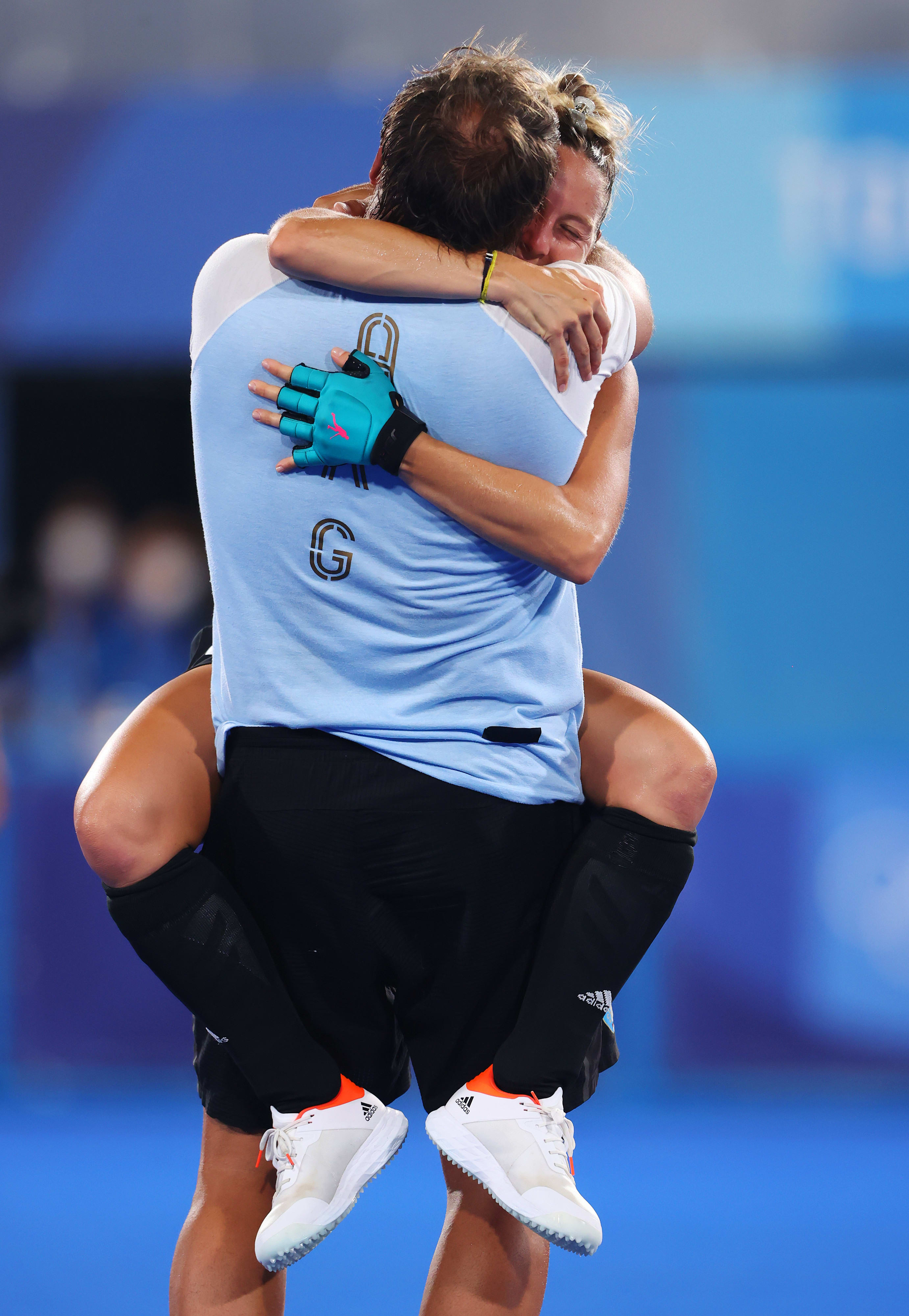 מיקאלה רטגי שחקנית נבחרת ארגנטינה הוקי שדה עם אביה קרלוס רטגי