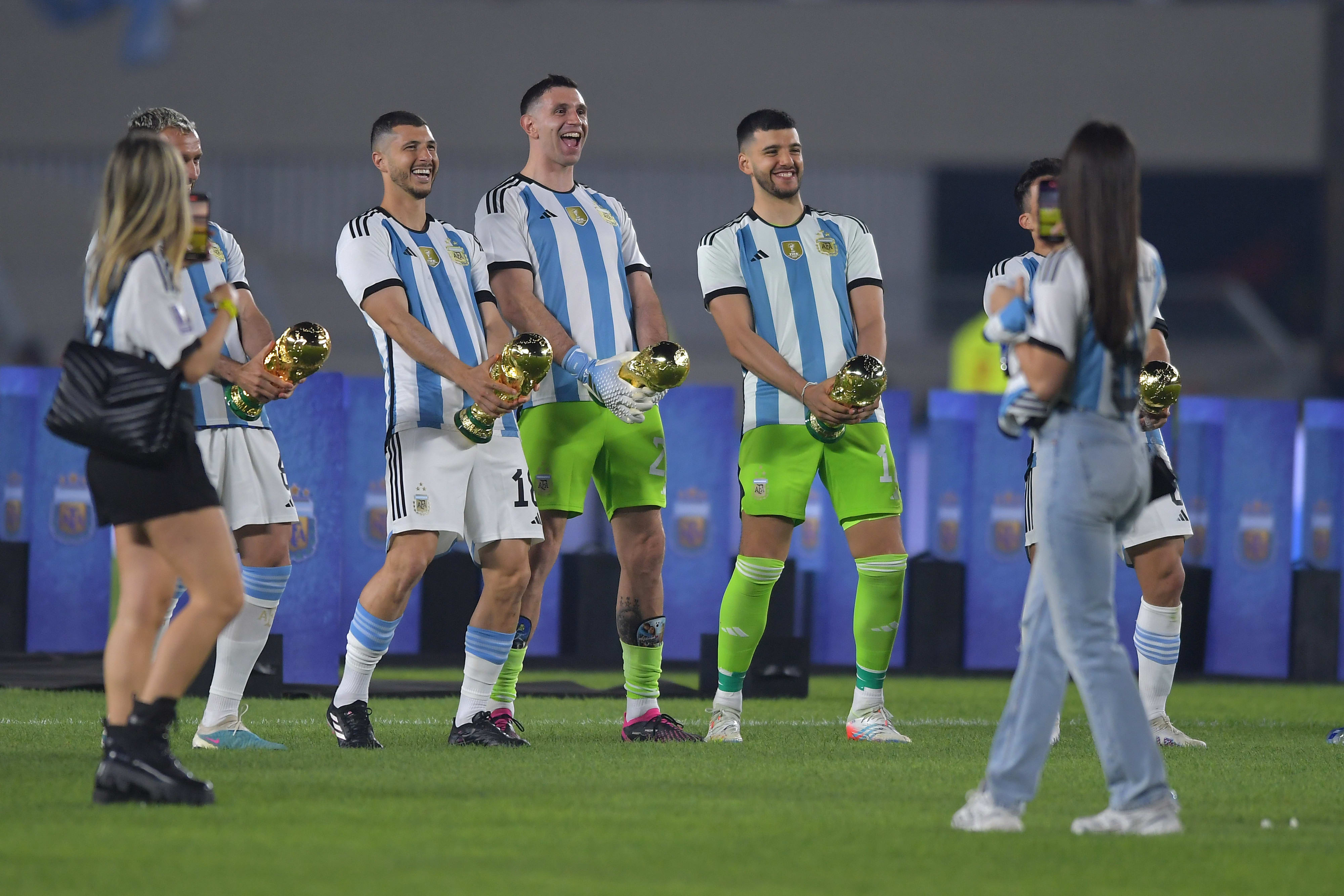 שחקני נבחרת ארגנטינה מחקים את התנועה המפורסמת של השוער דיבו מרטינס מגמר המונדיאל