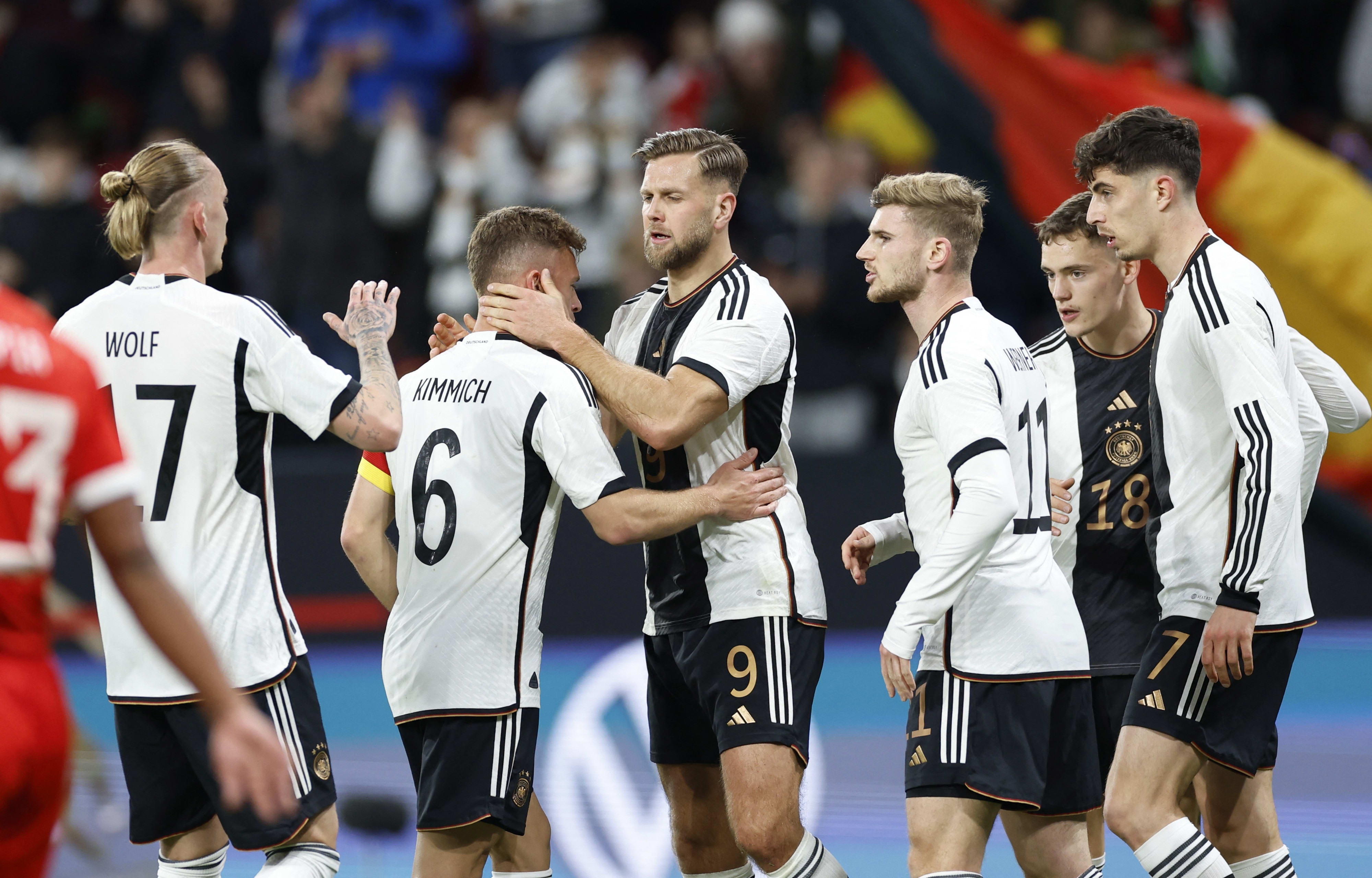 שחקני נבחרת גרמניה חוגגים עם ניקלאס פולקרוג