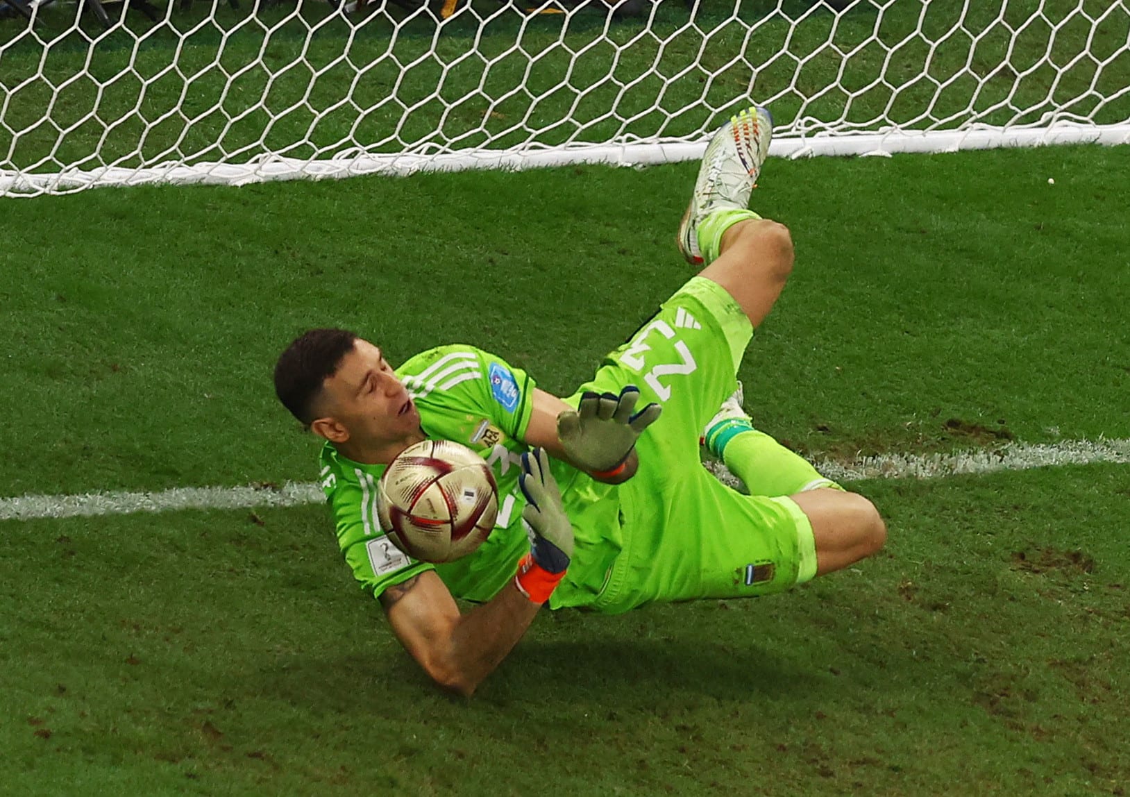 שוער נבחרת ארגנטינה, אמיליאנו מרטינס, עוצר את הפנדל של קינגסלי קומאן בגמר מונדיאל 2022