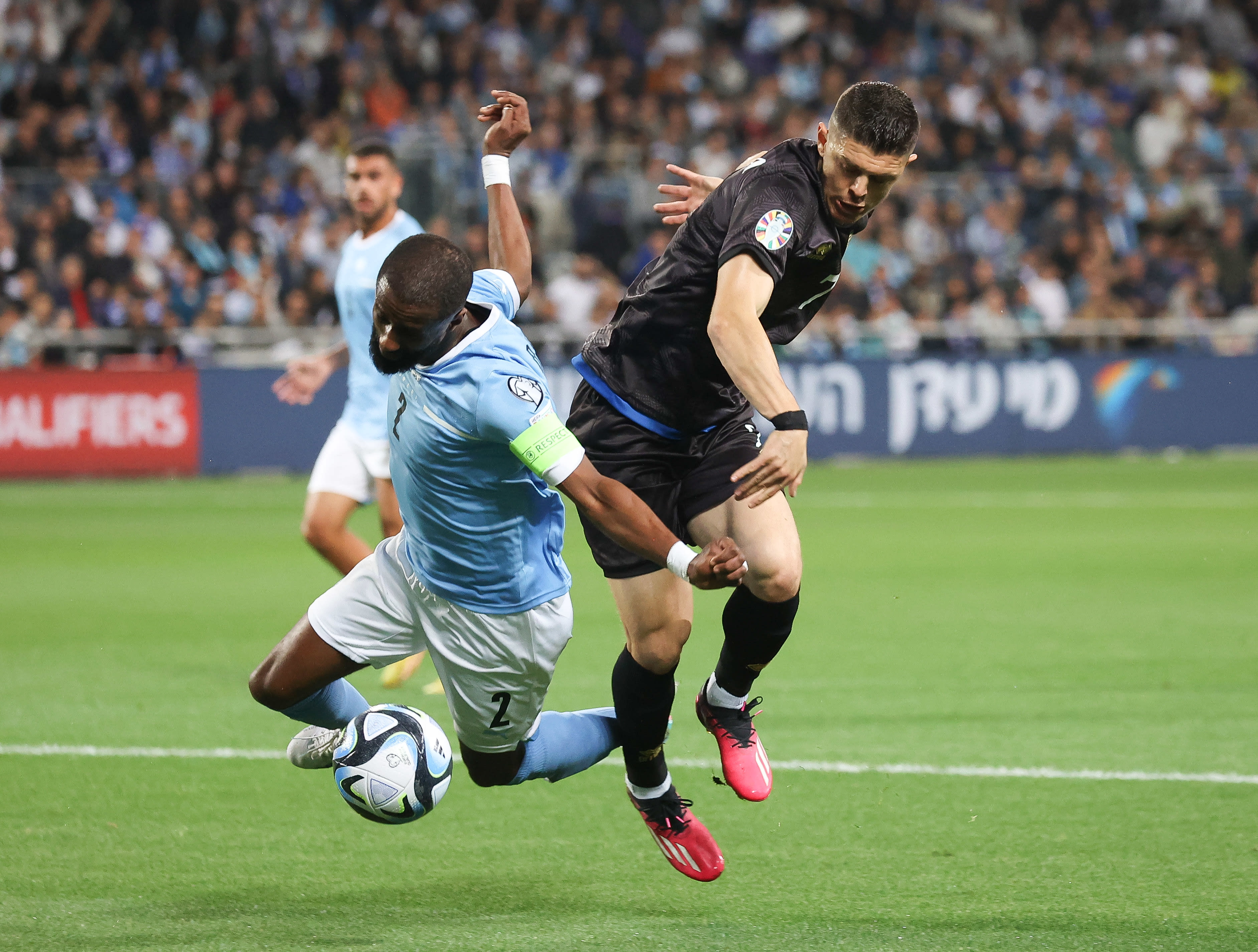 מילוט ראשיצה שחקן נבחרת קוסובו מול אלי דסה שחקן נבחרת ישראל